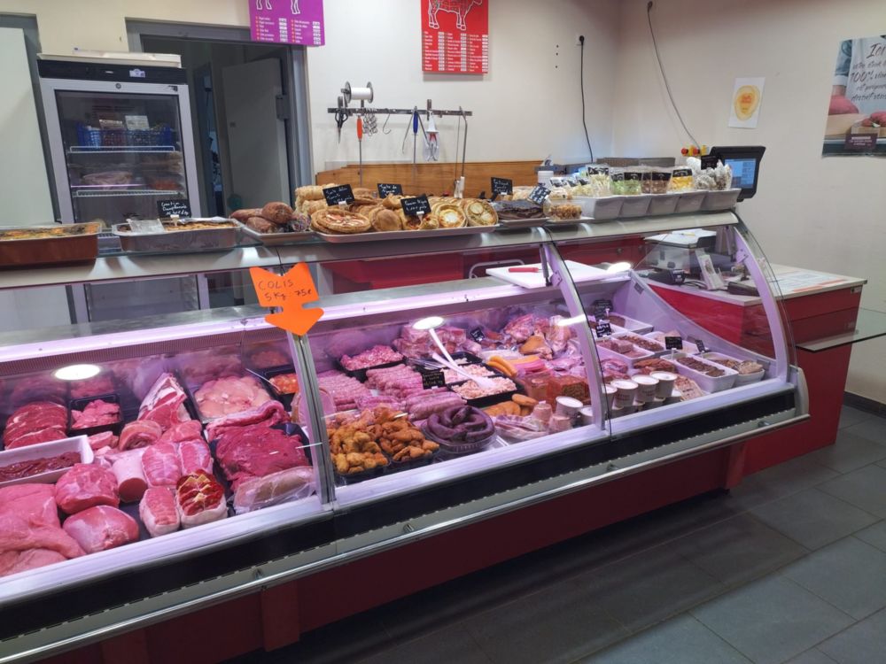 À VENDRE – FOND DE COMMERCE DE BOUCHERIE-CHARCUTERIE
Village dynamique du Puy-de-Dôme (63) – Commune de Gelles
​Opportunité idéale pour une première installation ou un projet de reprise en milieu rural au cœur des Combrailles.
​Points forts du commerce :
​Outil de travail clé en main : Fond de commerce entièrement équipé, matériel professionnel complet et parfaitement entretenu. Aucun investissement lourd à prévoir pour démarrer immédiatement l'activité.
​Locaux fonctionnels : Bâtiment sous bail commercial appartenant à la Communauté de Communes, garantissant un cadre sécurisant et des conditions loyales.
​Logement d'habitation :  appartement situé juste au-dessus du commerce, idéal pour allier vie professionnelle et confort personnel.
​Emplacement & Clientèle : Implantée au centre d'un village attrayant et vivant, la boucherie bénéficie d'une clientèle fidèle et d'un passage régulier.
​Accompagnement sur-mesure :
Afin d'assurer une transition en douceur et de vous transmettre l'historique de l'affaire ainsi que la connaissance du réseau local, un accompagnement personnalisé par le cédant est envisageable selon vos besoins lors de la reprise.