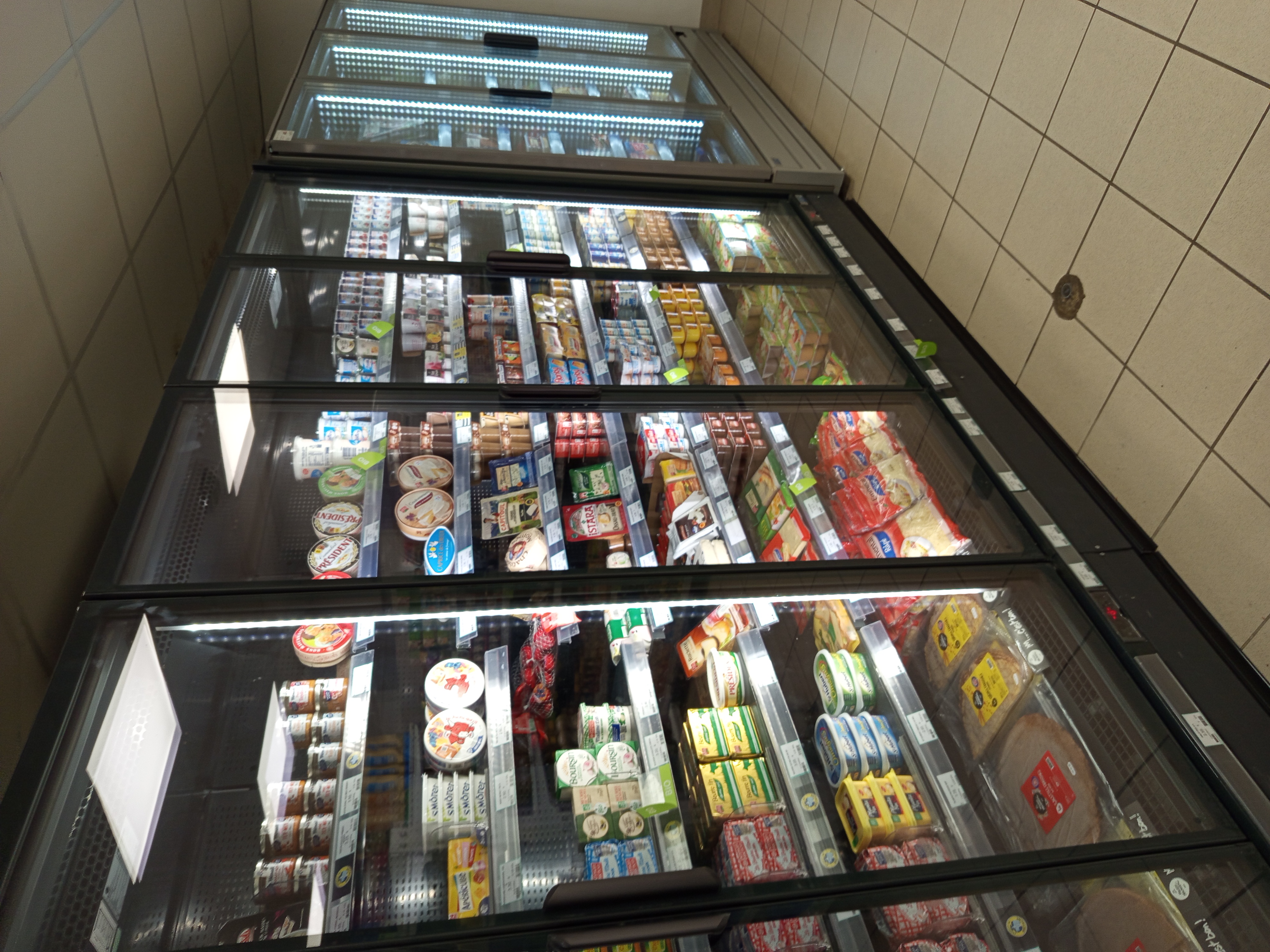 Superette de 150m2 ,située dans un joli bourg de 1500hb 
 En plus de l'épicerie ,une activité de boucherie ,charcuterie,traiteur permet une bonne rentabilité.Un rayon presse ainsi que la vente du gaz complètent l offre
.Idéal pour un couple ou 2 associés
.Clientèle fidèle a l année, dont les nombreuses associations de la commune,et une augmentation de l affluence dès le printemps .