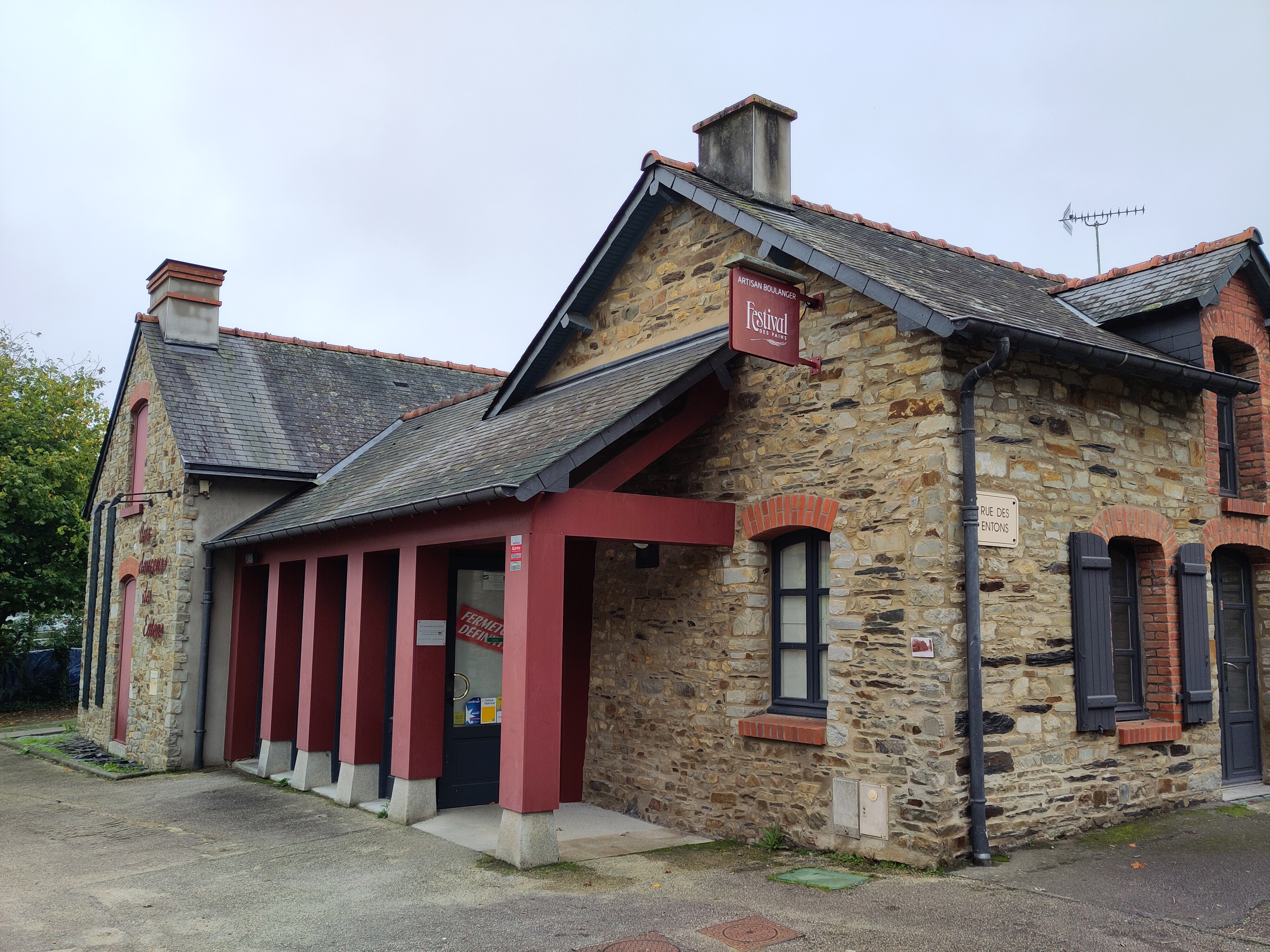 La mairie de Saint-Senoux, commune rural en Ille-et-Vilaine, est propriétaire d'une boulangerie pâtisserie en plein cœur de bourg. Nous lançons un appel à candidatures pour trouver nos prochains boulangers ou boulangères.
Le bail comprend une boulangerie (magasin, fournil, chambre froide et chambre négative, réserve) ainsi qu'un logement attenant. Il est également possible de penser l'usage du logement comme une extension du magasin, selon votre projet.
Un bail pour la mise en location du matériel et mobilier doit également être ajouté.

Le dossier d'appel à candidatures est disponible sur demande en mairie au 02 99 57 86 20, ou bien contact@saintsenoux.fr

Les dossiers devront être envoyés en lettre recommandée avec accusé de réception ou déposés contre récépissé à la mairie de Saint-Senoux, ou encore par courriel à maire@saintsenoux.fr au plus tard le 29 novembre 2024 à 12 heures, le cachet de la poste faisant foi.
Il est possible de visiter le local sur rendez-vous, en contactant directement la mairie.