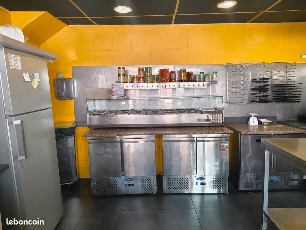 Fond de commerce Pizzeria à vendre. Local de 21m² cuisine ouverte. Bon emplacement, situé dans la rue principale du village, avec places de parking disponible. 
Plus de renseignements et contact par téléphone.