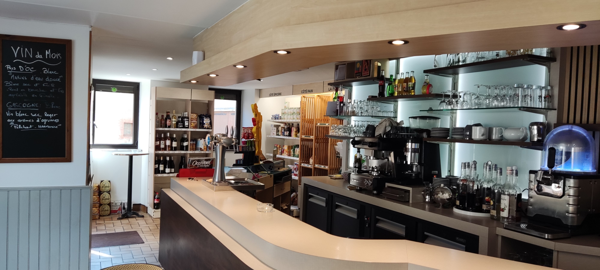 Saisissez une opportunité unique en reprenant ce commerce de proximité situé au cœur d’un territoire où le tourisme représente la 2ème économie pour les activités de loisirs et pleine nature. 

Avec son ambiance conviviale et son ancrage dans la vie locale, ce bar-tabac est bien plus qu’un simple commerce : c’est un véritable lieu d’échanges et de convivialité. La clientèle, composée d’habitués et des vacanciers en résidences secondaires apprécie cet espace où il fait bon se retrouver tout au long de l’année.

L’établissement propose une offre diversifiée (bar, tabac, point poste, dépôt de pain, épicerie de dépannage, produits locaux et presse quotidienne) et offre des possibilités de développement. Vous pourrez développer l’activité en proposant une offre de petite restauration, en organisant des événements (soirées à thème, concerts, expositions) ou en mettant en place la FDJ.

L’appartement cédé avec les murs vous offrira un logement sur place ou la possibilité de créer un hébergement touristique de courte durée de type gîte ou chambres meublées.

Une communication adaptée permettra de capter la clientèle touristique et les cyclistes.

Le cadre de vie agréable, la dynamique touristique estivale et le soutien des acteurs locaux sont autant d’atouts pour assurer la pérennité et le succès de votre future activité.

Fonds de commerce : 70 000€ hors stock (compris la licence IV et les agencements)

L' immobilier comprenant le commerce et l’appartement au-dessus : 130 000€  

Si vous recherchez une affaire à taille humaine, avec un  potentiel de développement et une qualité de vie , ne manquez pas cette belle opportunité.