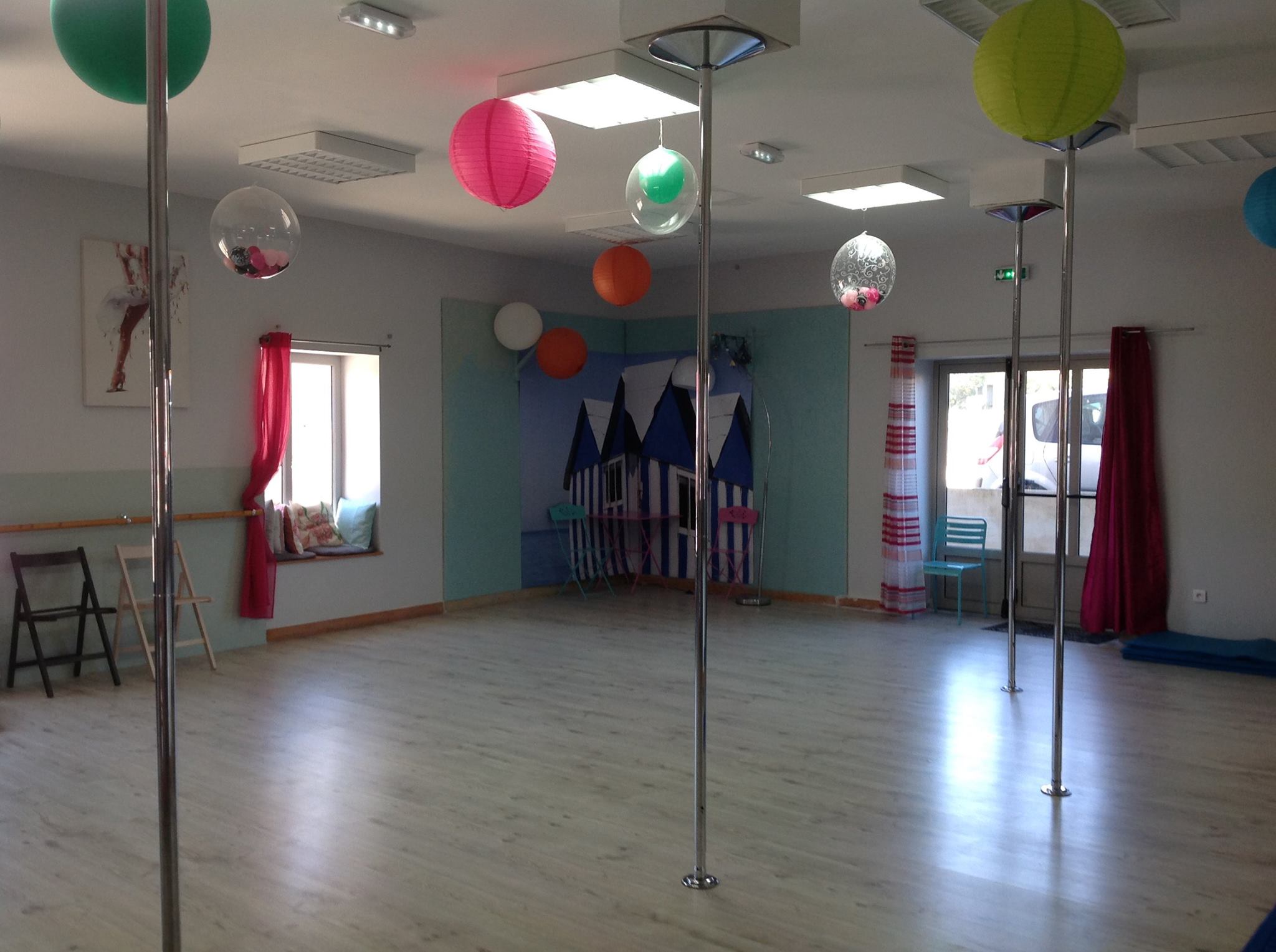 Bonjour, mon Local d'activités, actuellement en salle de Yoga, est à vendre, à Nancras près de Saintes/ Royan=> peut devenir un logement PMR
58 M2 parking, pas de jardin
Actuellement, je loue aux profs par créneaux horaire
163000€ FAI agence IAD
et sans agence 155000€
Si vous connaissez un prof intéressé pour exercer et continuer les locations aux profs en place
@Salle La Rochelaise sur Facebook

145m2 au sol , plus la plate forme au dessus de 148 m2
Téléphone : +33770700358