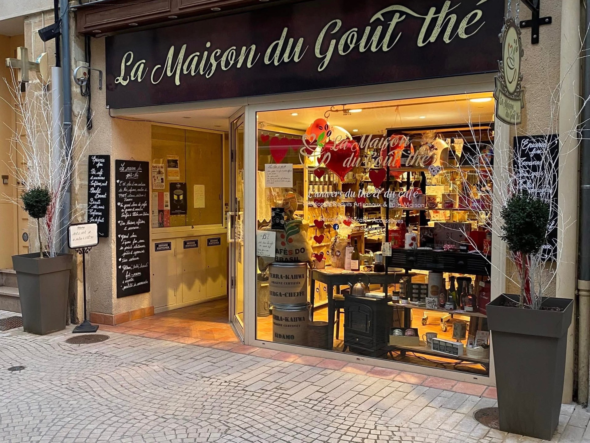 Exclusivité à Paray le Monial, ville touristique en Saône et Loire .
Vente d’un fond de commerce atypique, d’épicerie fine situé dans le centre ville en rue piétonne.

*vente de thés, cafés, vins, spiritueux, produits régionaux, et art de la table.
*Surface de vente de 40 m2 avec un espace de stockage de 20 m2.
*Belles perspectives de développement, affaire saine, CA en constante   augmentation, une clientèle fidèle et touristique sont des atouts majeurs.
*Bail 3/6/9 se terminant en juin 2027.
*Faibles charges.
*Les documents comptables seront fournis si engagements sérieux.
*Accompagnement et relais pour la reprise.
*La boutique est en vente car je prépare ma retraite.
Premier contact par mail.