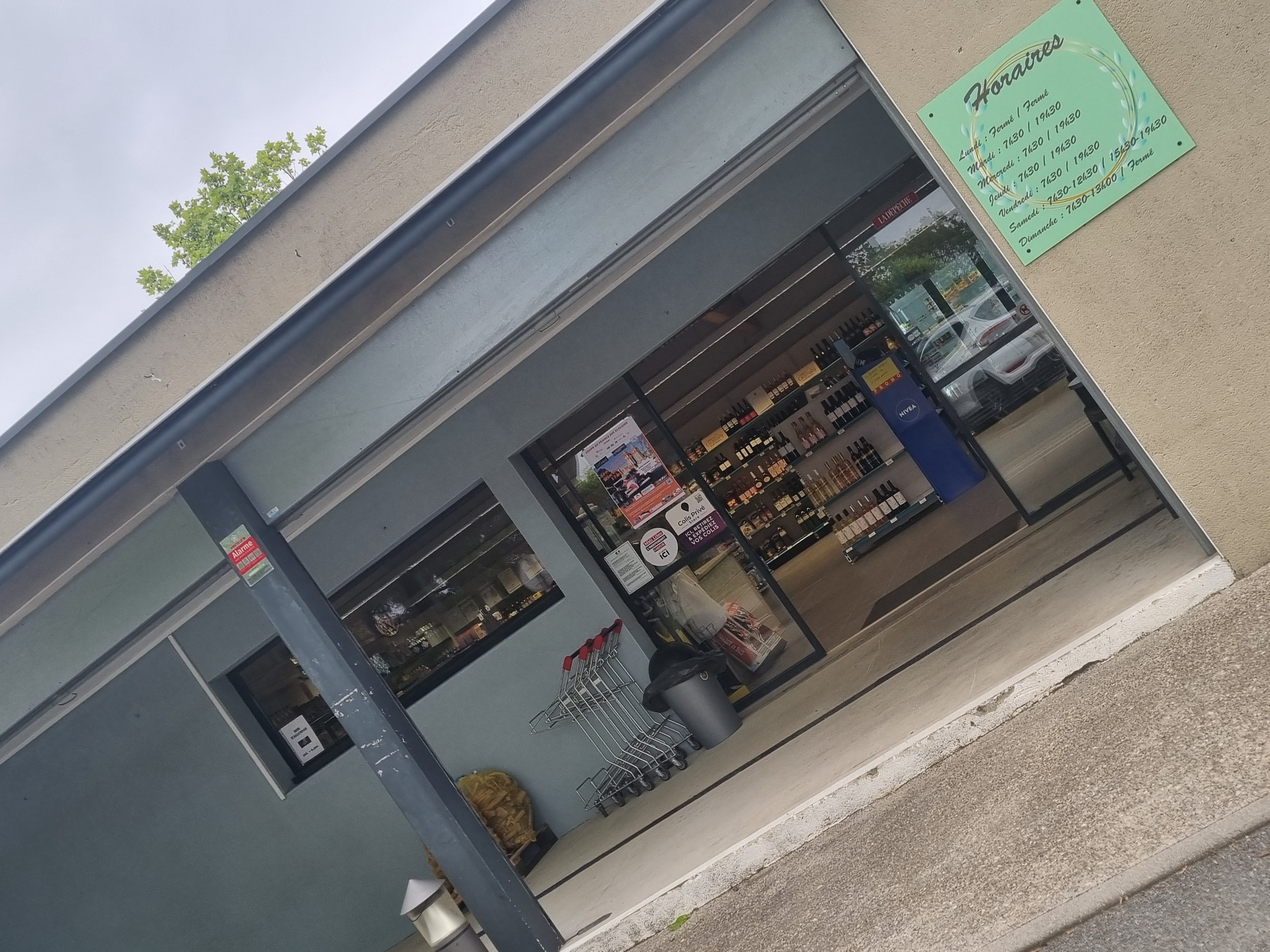 Cause changement de situation, vends épicerie de proximité située au coeur du village. Commerce connu localement, avec potentiel de développement.
local loué à la mairie.
Local prêt à l'exploitation (env 140m2 en surface commerciale + 1 réserve, 1 chambre froide, 1 garage, 1 sanitaire).
idéal pour une reconversion professionnelle, couple ou personne seule.
actuellement alimentation générale, dépôt de pain, presse, gaz, coin pause café en terrasse ou intérieur, rôtisserie...
PV : 60000€ + stock (à définir lors de la signature)