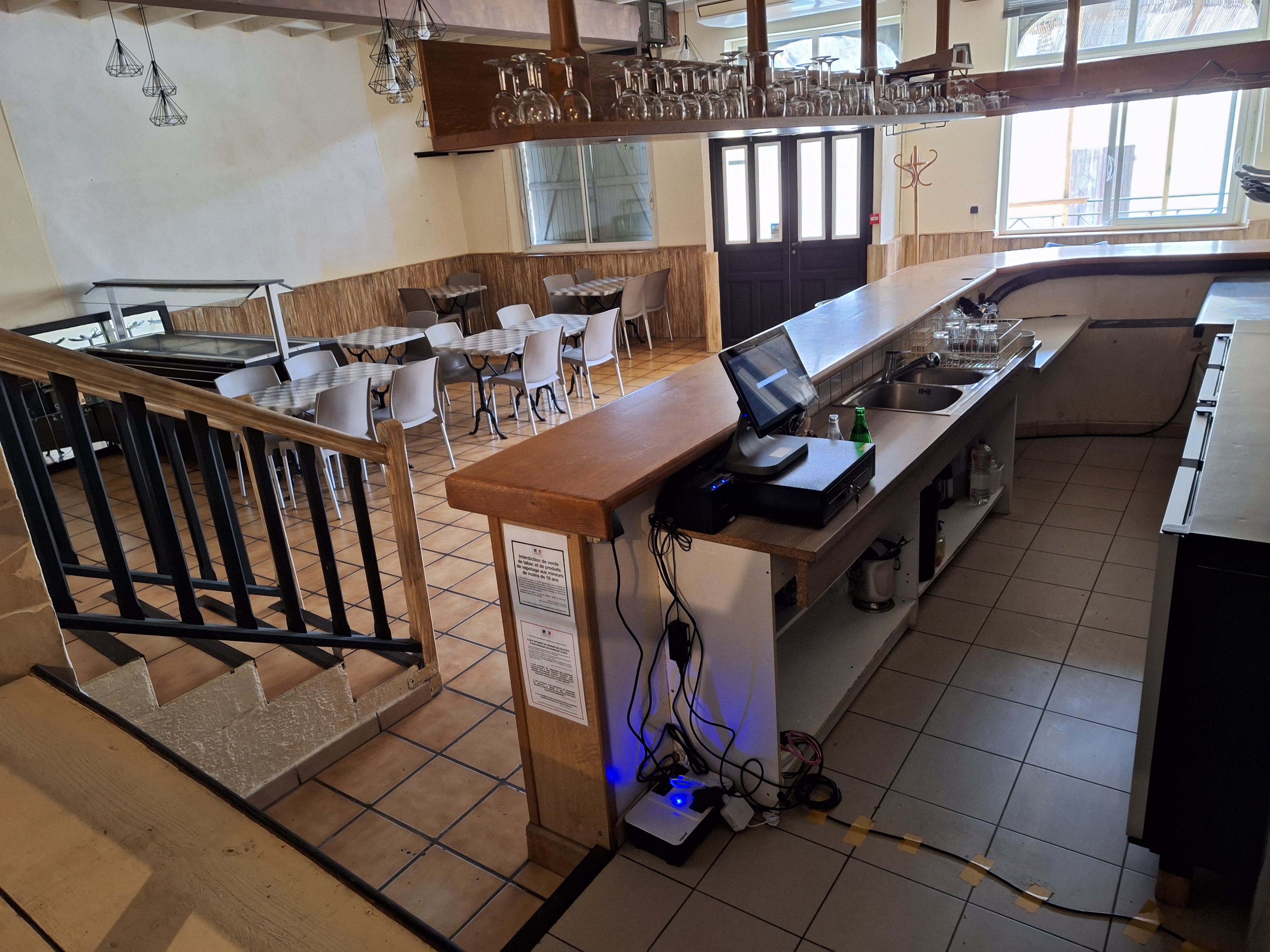 A louer commerce de proximité dans village de 400 habitants : bar, restauration. Possibilité de créer d'autres services (épicerie, gaz, ect...)
Bâtiment comprenant :
- Au rez-de-chaussée 2 salles avec tout le matériel et les équipements, une cuisine équipée, une réserve et l'ancienne épicerie,
- A l'étage, un appartement avec 3 chambres, une grande salle de séjour cuisine.
- Garage à disposition
Loyer très modéré