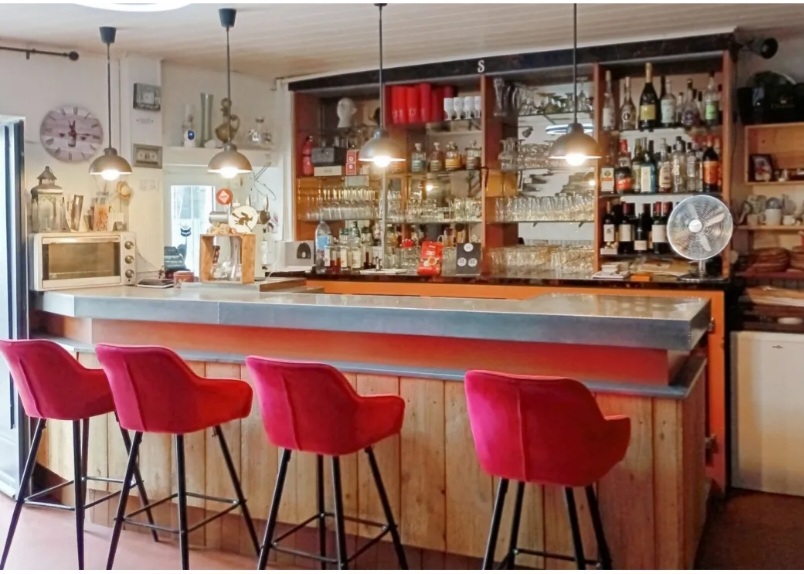 🎶 BAR MUSICAL À REPRENDRE – Brive-la-Gaillarde (hyper-centre)
✨ Un lieu vivant, une âme, une nouvelle histoire à écrire
Vous rêvez de changer de vie, de travailler dans un lieu chaleureux, convivial et déjà reconnu pour son ambiance ?
Ce bar musical à taille humaine, situé en plein cœur de Brive, n’attend plus que vous pour continuer son histoire… et en écrire une nouvelle.
🏠 Le lieu
Environ 50 m², fonctionnels et accueillants
Scène musicale équipée (son & éclairage en place)
Capacité intérieure : 50 personnes
Terrasse d’environ 40 places, très appréciée aux beaux jours
Un lieu où l’on vient écouter, partager, se rencontrer.
🎤 L’esprit & l’activité
Bar reconnu pour ses soirées musicales et son ambiance intimiste
Clientèle fidèle, locale et bienveillante
Concept existant, sincère, avec une véritable identité
👉 L’établissement est aujourd’hui exploité partiellement, laissant une belle marge de développement :
augmentation des jours d’ouverture
davantage de concerts ou d’événements
soirées thématiques, rencontres culturelles, animations…
💼 Conditions idéales pour se lancer
Loyer très attractif : 550 € / mois
Pas de taxe foncière
Charges légères et maîtrisées
Prix du fonds de commerce : 52 000 €
➡️ Une opportunité rare pour une première affaire, une reconversion, ou un projet de vie à deux, sans pression financière excessive.
👥 Pour qui ?
Ce lieu est fait pour :
une personne ou un couple passionné de musique,
quelqu’un en quête de sens, de lien humain,
un projet de vie, plus qu’un simple commerce.
📞 Renseignements & visites
Sylvie Fiard
📱 06 61 43 10 35