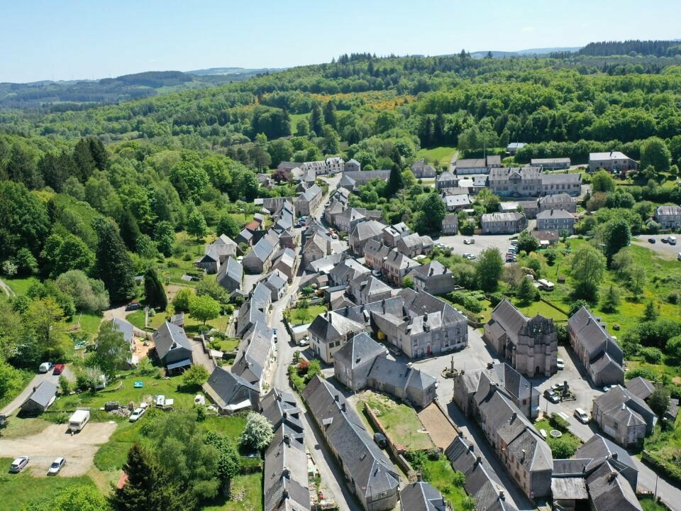 A 1h de Limoges, véritable lieu de vie dans le centre-bourg, de nombreux habitants s'y côtoient ainsi que les résidents secondaires.

Situé dans le centre-bourg avec tous les commerces de proximité et services (médecins, crèche, écoles), marché hebdomadaire, vie culturelle et sociale dense grâce à de nombreuses associations.
Du fait de sa proximité avec le lac de Vassivière, l'établissement peut compter sur un flux touristique important.

Ce commerce de proximité propose une restauration de type ouvrière et bistronomique en période estivale et accueille de façon régulière des repas de groupes. Potentiel de développement avec des activités complémentaires (FDJ, traiteur...) 1 bar avec comptoir, espace de vente de tabac. Cuisine équipée, salle de restaurant de 50 couverts, 1 terrasse agréable et ensoleillée à l'arrière du bâtiment permettant de doubler la capacité d'accueil. Parking à proximité, Licence IV, situé sur un axe passager.

CA> 350 000
Logement à l'étage

Fonds de commerce : 195 000€
Location du local commercial + logement : 500€
