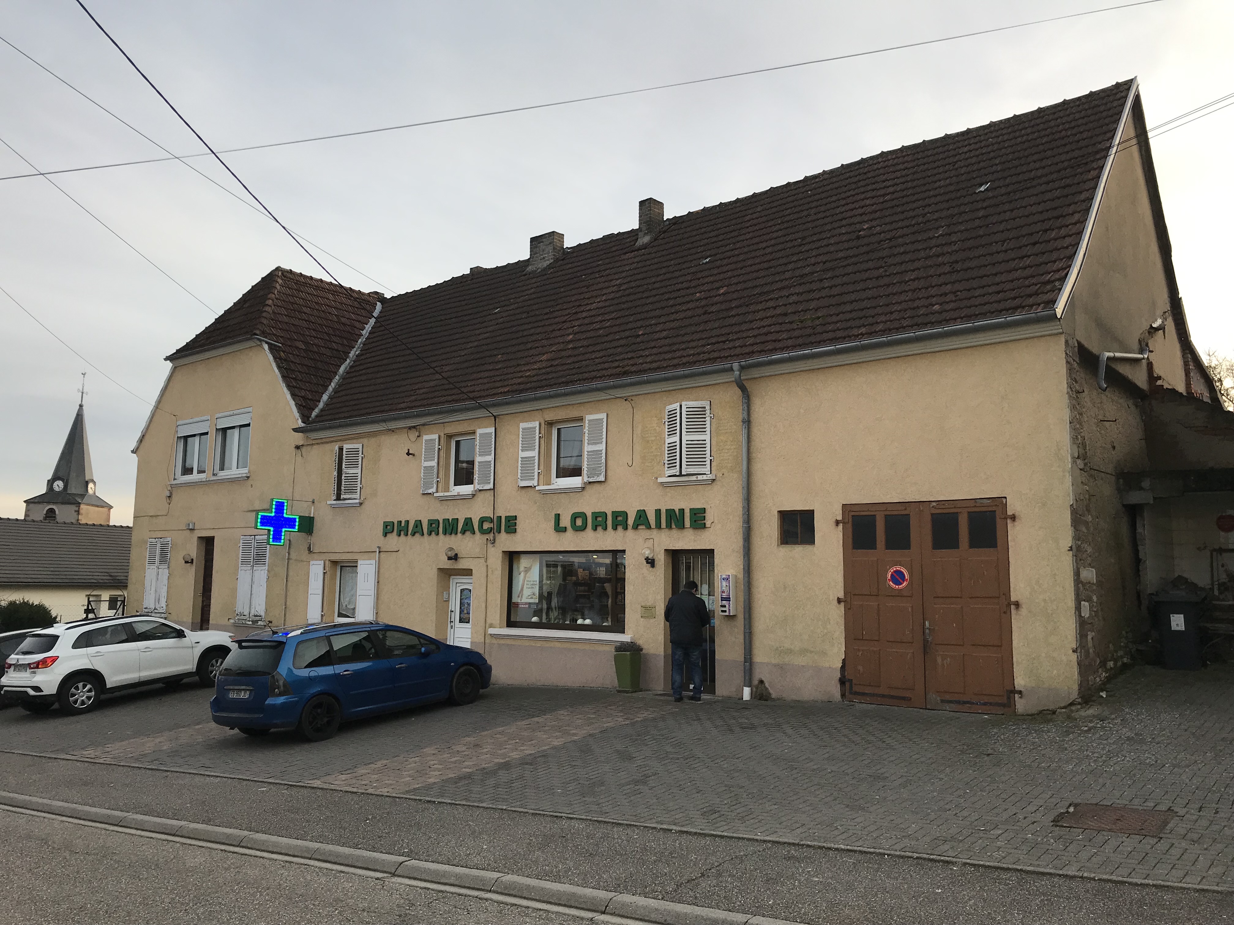 Objet : Proposition de reprise de pharmacie à Achen (Moselle)

Bonjour,

Je souhaite vous signaler une opportunité de reprise de fonds de commerce pour votre émission sur la transmission de commerces.

Il s’agit de la Pharmacie Lorraine à Achen (Moselle, 57412), actuellement en liquidation judiciaire suite au désistement d’un repreneur.

Cette pharmacie dispose d’un chiffre d’affaires viable et bénéficiaire, elle ne nécessite pas de développement particulier. Elle constitue donc une réelle opportunité pour un pharmacien souhaitant s’installer dans la région.

Un appartement au-dessus de la pharmacie est également disponible, ce qui peut être un atout supplémentaire pour un futur repreneur.

Je reste à votre disposition pour tout renseignement complémentaire, photos ou documents utiles.

Merci pour votre attention.

Cordialement,