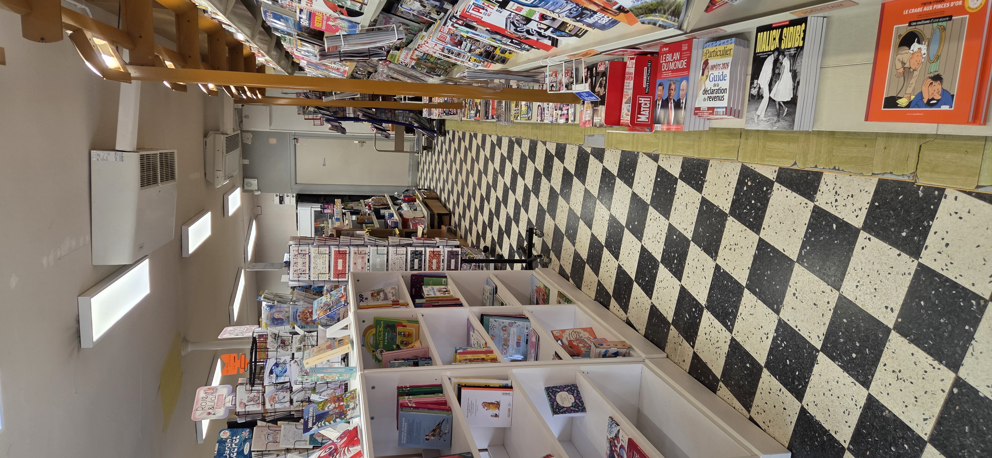 Epicerie, tabac, FDJ au cœur de Saint Cyr en Val (45) Loiret.
Saint‑Cyr‑en‑Val offre un cadre attractif pour un commerce, grâce à sa proximité immédiate avec Orléans, au sein de la métropole Orléans Métropole. Avec plus de 3 400 habitants et un territoire vaste et dynamique, la commune bénéficie d’un bassin de clientèle local fidèle, tout en attirant les habitants des communes voisines.

Ce commerce multi services, essentiel à la commune et à ses habitants, offre une large gamme de produits et de services : Tabac, presse, FDJ, PMU, services postaux et bancaires, relais colis et épicerie. 

Il bénéficie d’une surface de vente de 100 m2 et dispose d’une belle visibilité grâce à sa vitrine. Le mobilier et le matériel sont fonctionnels. Pas de travaux à prévoir. Etablissement sécurisé.

L'exploitation actuelle est tenue par la gérante aidée de 2 salariées (35h et 4h).

Horaires actuels :- 7h-13h00 // 15h-19h du lundi au vendredi.- 7h30-12h30 la samedi et 8h-12h30 le dimanche.

Chiffre d'affaires sur le dernier bilan :- Marchandises : 81 k€.- Commissions tabac, FDJ, presse et colis : 160 k€.

Bail 3/6/9 neuf : loyer 1500 €.