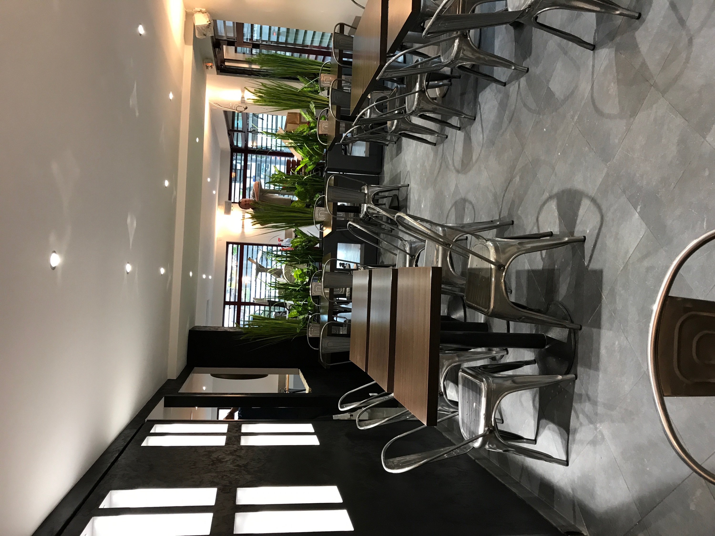 A VENDRE FONDS DE COMMERCE D'UNE BRASSERIE AVEC SALLE DE RESTAURANT DE 60 COUVERTS AINSI QU'UNE TERRASSE PRIVEE DE 60 COUVERTS.
