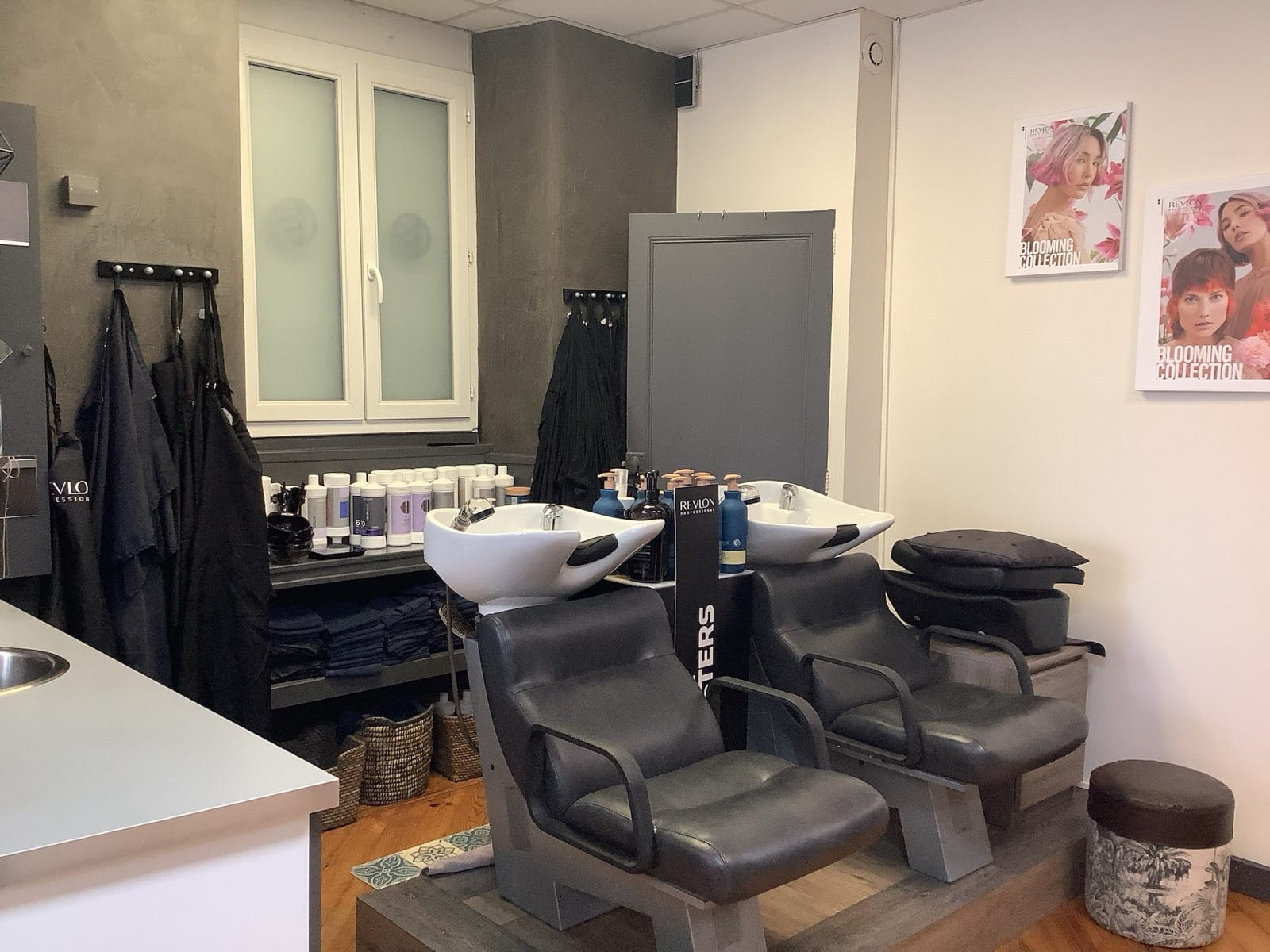 A vendre fond de commerce salon de coiffure cosy au cœur de la bastide de Monségur  (33580) pour cause de retraite. 
Agréable salon de 35m2 avec deux bacs et 4 places de coiffage.  
Climatisation neuve, aucun travaux à prévoir. 
Petit loyer.