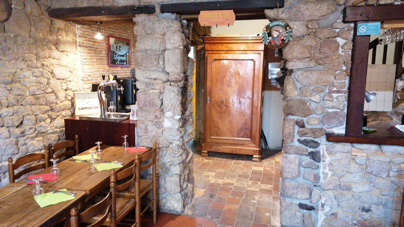 VEND PAS DE PORTE : sur le plus grand site médiéval de l'ouest conservatoire des machines de guerre médiévales unique en europe ,55000 entrées l'été, 85000 au marché de noel . CREPERIE DU VIDAME a TIFFAUGES  vendée, A  20 Km du PUY DU FOU  .Creperie, Pizzeria , Glacier : 2 salles de 24 places chacune, une terrasse ombragée et couverte ,de 46 places ,W.C cuisine aux normes, four a bois pratiquement neuf , grange de 60 M2 ,petite cave . APPARTEMENT de 90 Mr  :S.A.M /Salon ,W.C, 3 chambres, Salle de bains, Bureau .Chauffage central :Pompe a chaleur et ballon d'eau chaude  neuf (oct .2024)  LE BAIL SERA NEUF .  SUPERBE AFFAIRE POUR UN PROFESSIONNEL MOTIVE .VENDU AVEC TOUT LE MATERIEL: tables bois massif ,chaises, comptoir bois , refrigerateur bar 3 portes, four a bois pizza, meuble marbre pizzeria, pétrin pizza Group,  meuble bas inox 2 portes,  fourneau 6 feux et four,faconneuse a pizza, congélateur a glaces, congélateur armoire a tiroirs, congélateur bahut, lave vaisselle, hotte aspirante, 2 plaques galettes KRAMPOUZ, tables inox 1,80 et 1,40  lots assiettes ,couverts, verres,  coupes a glaces , armoires positives 580L, 600L et 500L ,machine a café Jura, four a air pulsé, saladettes, meuble chauffe assiette,  plonge 2 bacs inox . Ouverture du chateau 1er avril, pour tous renseignements tel/06 68 54 63 85 OU 06 51 06 27 17