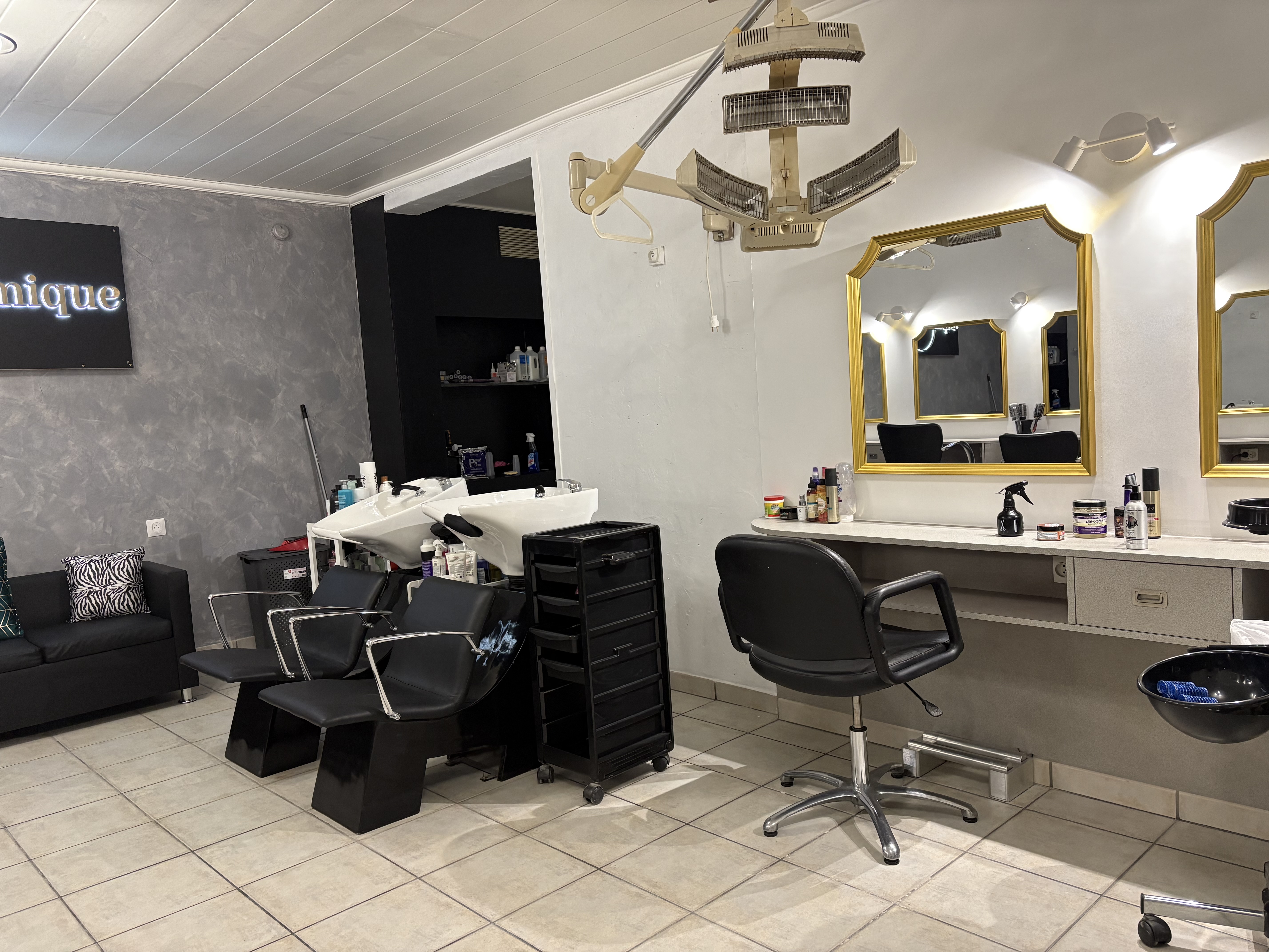 À VENDRE – Fonds de commerce Salon de Coiffure – Emplacement idéal en centre-ville
Belle opportunité pour un professionnel de la coiffure ou un investisseur ! Possibilité de faire également les activités suivantes : Onglerie, Headspa, Massage, Browlift et Extension de cils.

Je mets en vente le fonds de commerce de mon salon de coiffure, idéalement situé en plein cœur du centre-ville, dans une zone commerciale dynamique bénéficiant d'un fort passage et entourée de nombreux commerces de proximité.

Le salon comprend :
35 m² de surface commerciale à l'étage, lumineux et parfaitement agencé.
15 m² de sous-sol, idéal pour le stockage, la buanderie ou un espace technique.

Salon fonctionnel, prêt à être exploité immédiatement.

Les points forts :
Emplacement recherché avec une excellente visibilité.
À proximité immédiate des transports en commun (ligne J).
Situation idéale, proche de plusieurs grandes villes et de la Normandie.
Quartier commerçant dynamique avec une clientèle fidèle et un fort potentiel de développement.
Convient parfaitement pour une première installation ou pour développer une activité existante.
Le salon est exploitable sans travaux majeurs et offre de belles perspectives de croissance.
0 salarié à reprendre

Places de Parking situées juste devant le commerce.