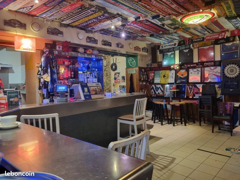 Emplacement n°1 – Place de la République, Quillan (11500)

Surface totale immeuble : 351 m² – 3 étages transformables en habitations

À céder, fonds de commerce du Bar Le Glacier, établissement emblématique et apprécié des Quillanais, ainsi que le bâtiment complet, idéalement situé sur la Place de la République, au cœur de la vie et des animations du village.

Le Glacier bénéficie d’un emplacement stratégique : grande terrasse ensoleillée, excellente visibilité, passage constant,m, évènements estivaux… Une adresse connue, fréquentée, et disposant d’un fort potentiel de développement.

⸻

🍹 1 — Fonds de commerce : Bar Le Glacier
110000 euros 

Composition :
• Salle de bar avec comptoir équipé
• Terrasse extérieure donnant directement sur la place
• Réserves / espace stockage
• Sanitaires
• Équipements et mobilier (inventaire détaillé fourni en visite)

Activité actuelle : bar/café, glaces, retransmissions sportives, soirées animées, ambiance conviviale.
Potentiel supplémentaire : petite restauration, concerts, événements, extension de la carte.

Points forts :
• Emplacement n°1 sur la place principale
• Forte notoriété locale
• Clientèle fidèle + flux touristique
• Terrasse très prisée
• Activité clé en main, immédiatement exploitable

⸻

🏠 2 — Immeuble complet en vente : 
110000 euros 
(indissociable ou possible de dissocier selon projet)

Surface totale : 351 m² – 3 niveaux
Les étages supérieurs sont entièrement aménageables en logements, bureaux ou projet touristique (appartements, chambres d’hôtes, coliving, etc.).
Idéal pour un investisseur ou un repreneur souhaitant développer une activité mixte commerce + habitation / location.

Composition :
• RDC : local commercial occupé par le bar
• 1er étage : plateau à rénover
• 2ᵉ étage : plateau à rénover
• Combles exploitables (selon projet)
• Accès indépendant possible à créer selon aménagement

Gros potentiel pour créer 2 à 4 appartements selon configuration et travaux.

⸻

📄 Modalités & Infos
• Type de vente : fonds de commerce + immeuble
• Chiffre d’affaires et bilans disponibles en rendez-vous
• Inventaire fourni sur demande
• Visites sérieuses uniquement
1 er contact par messagerie Leboncoin ou par SMS , notre activité nous empêchant parfois de répondre au téléphone, Merci