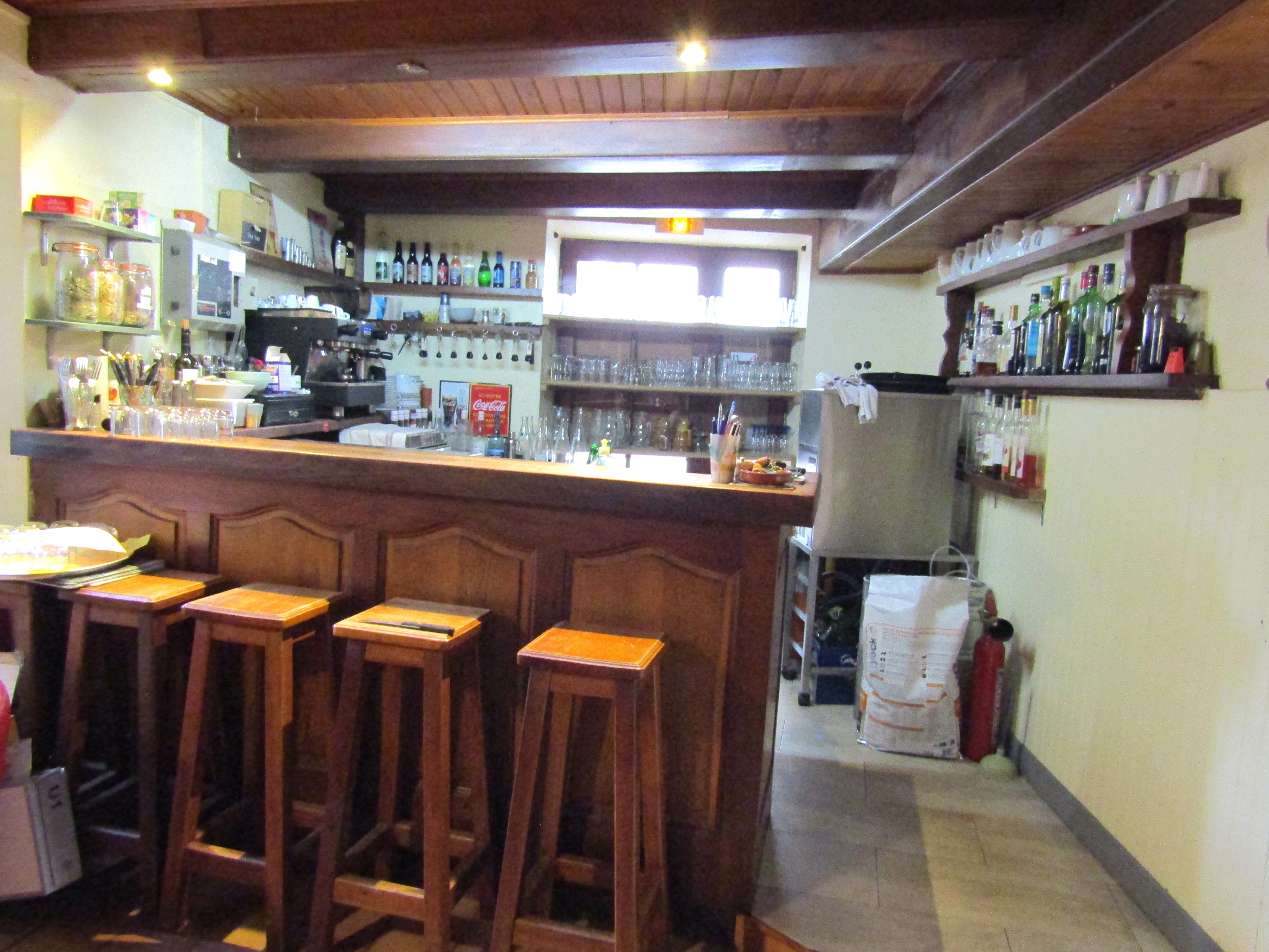 A vendre, en Lozère, plus précisément sur l’axe touristique Florac – Meyrueis, hôtel-restaurant-bar.
Le restaurant se divise en deux espaces, une salle de restaurant, avec cheminée, permet d’accueillir une cinquantaine de couverts, elle est idéale pour recevoir des groupes. Le second espace est un bar avec une vingtaine de places assises. Licence IV.
La terrasse extérieure permet de recevoir une quinzaine de couverts.
L’hôtel comprend 8 chambres, toutes bénéficient d’une salle d’eau. Les chambres sont réparties sur deux niveaux, quatre d’entre elles disposent d’une terrasse. La vue de ces terrasses et de la grande salle de restaurant porte sur la rivière, cela est très apprécié par les clients.
Cet hôtel-restaurant accueille des touristes, des locaux et des professionnels (du BTP principalement). Il peut également recevoir des groupes (sportifs de pleine nature, motards...) Afin de recevoir ce type de clientèle, il y a un abri moto en face de l’établissement. 
La cuisine professionnelle, équipée, permet d’accéder à une cave utilisée comme buanderie et espace de stockage.
Le logement privé comprend 2 chambres, un point d’eau, un Wc, un bureau et une réserve.
L’établissement est location gérance pour un an renouvelable (signature du contrat - avril 2025).

Vente de l’ensemble (fonds de commerce et murs) : 280 000 €
Référence de l'annonce : L0475