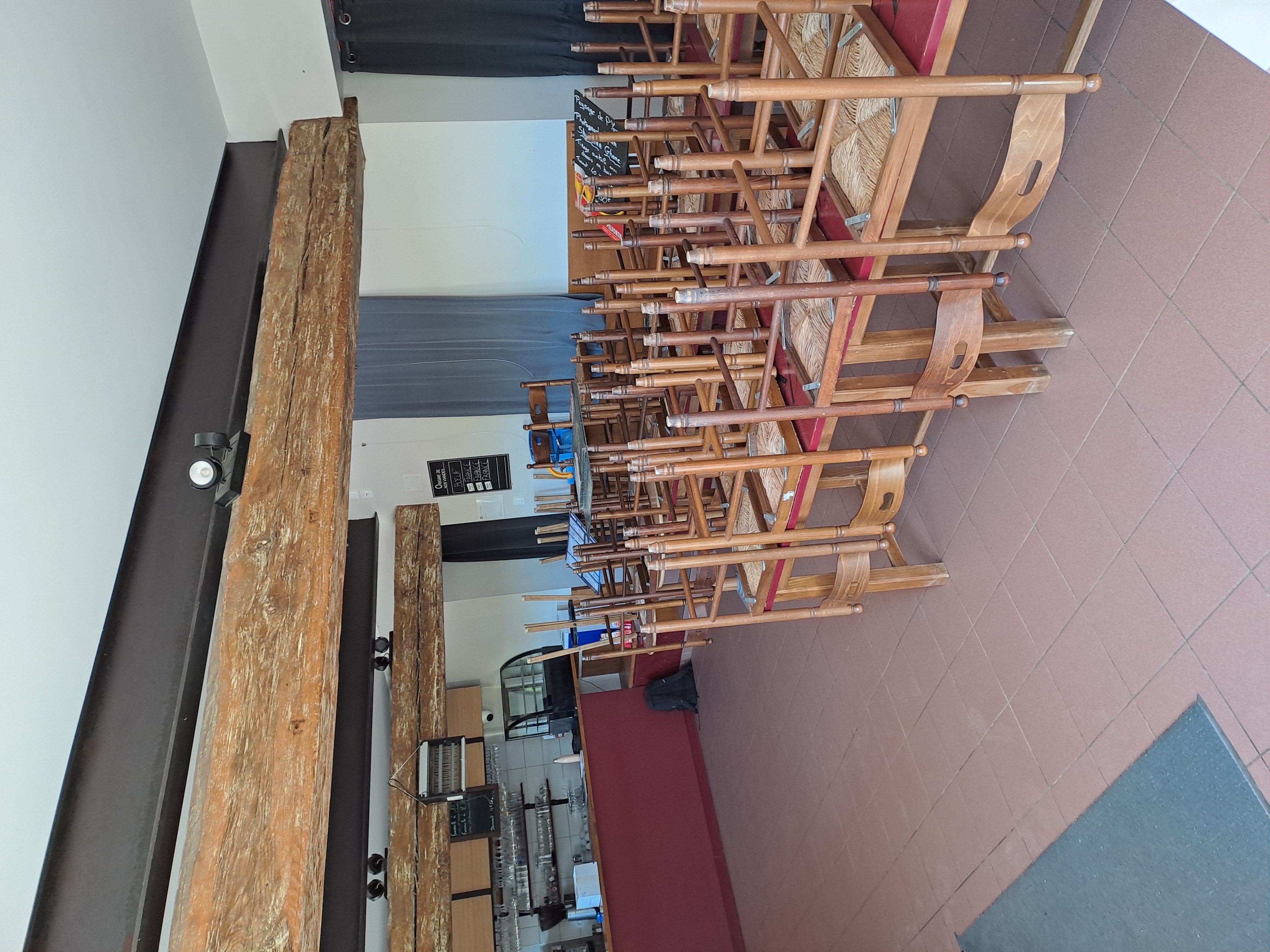 Appel à repreneur - café restaurant multiservice - Sommecaise (89110)

La commune :
Sommecaise est une commune rurale de l’Yonne, comptant 379 habitants, située au cœur de la Bourgogne-Franche-Comté. A proximité de la sortie 18 de l’autoroute A6, et à 30km de Joigny et Auxerre, elle offre un cadre de vie paisible et attractif. 
Le commerce à reprendre est idéalement situé au cœur du bourg. Il combine les activités de bar, restaurant et multiservice (épicerie, dépôt de pain, point presse, etc.), avec un potentiel de développement. C’est un lieu de vie et de convivialité très apprécié des habitants et indispensable au dynamisme local. 
La municipalité est mobilisée pour soutenir ce projet de reprise et faciliter l’installation d’un entrepreneur. 

Activités déployées : restauration, bar, épicerie, dépôt de pain, animations, presse, relais colis​.

Le local :
● En bon état​
● Entièrement équipé (liste sur demande)​
● Superficie : 112m² + terrasse sur la place du village​
● Détails : Salle avec bar (37m2) ; cuisine (16m2) ; un espace de vente (27m2) ; un bloc sanitaire (10m2) ; une réserve (4m2) ; une terrasse (100m2)​
● Stationnement à proximité​.

Contrat proposé
● ​Vente de fonds de commerce - cession droit au bail (3/6/9)​
● Licence IV mise à disposition gratuite par la mairie​.

Éléments financiers :
● Apport financier pour équipement du local, stocks et trésorerie à prévoir selon activité envisagée​
● Coût total rachat (bail + matériel) : 30 000 € HT​
● Loyer TTC : 552€ /mois

Profil de gérant.e.s recherché.e.s :
● Vous possédez des vraies qualités de commerçant.e et une vive volonté d’entreprendre. ​ 
● Vous souhaitez vous engager en faveur de la ruralité et en comprenez les enjeux. 
● Vous justifiez d’une expérience significative dans le secteur de la restauration et maitrisez les techniques culinaires essentielles, ainsi que les normes d’hygiène et de sécurité.​ 
● Vous avez des bases solides en gestion et faites preuve de rigueur et d’organisation.