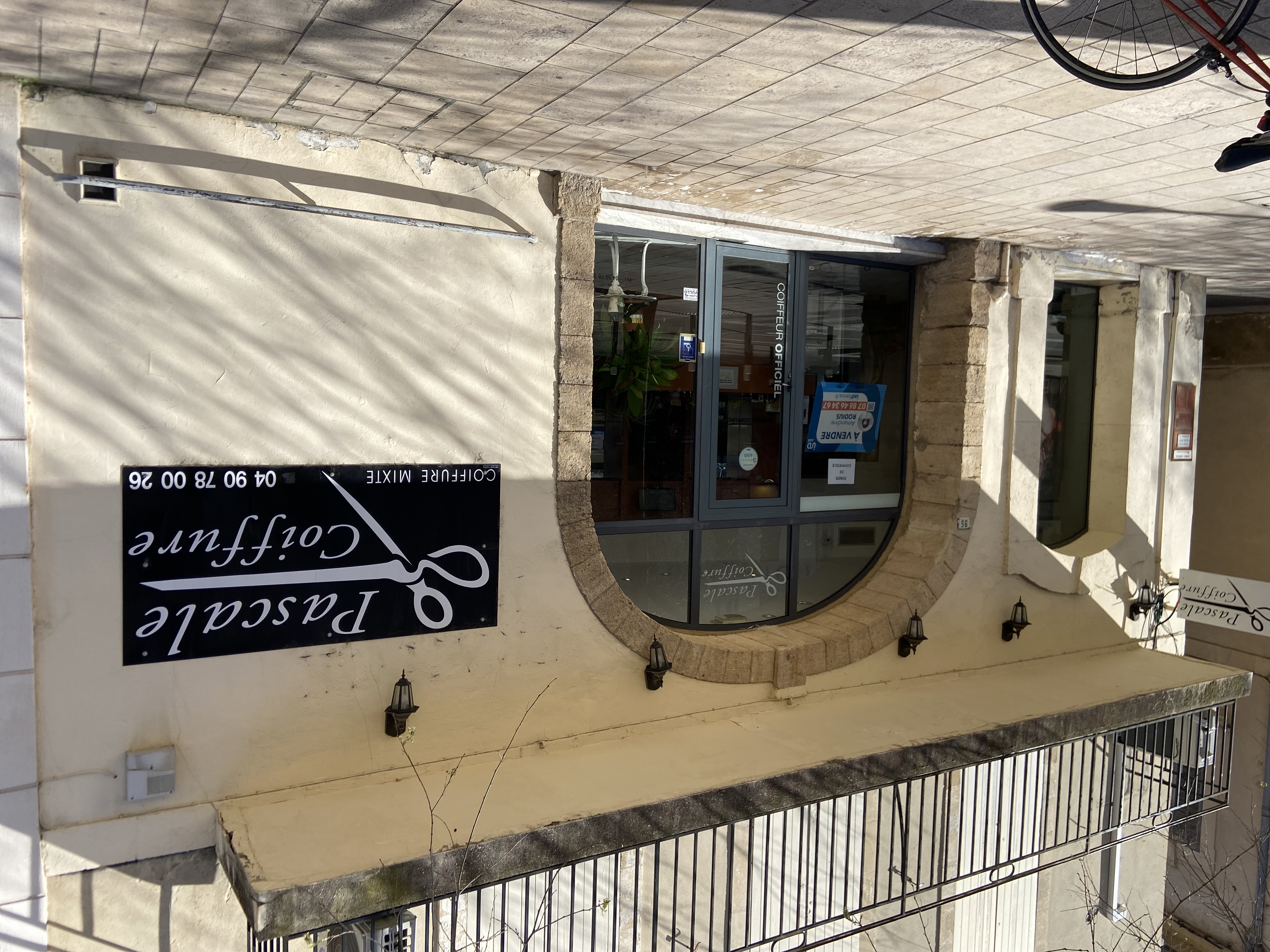 Centre ville , sur avenue très passante avec parking à proximité et gratuit.                             Surface de 120 m2                                                 Local climatisé                                                             Loyer . 1000 € /mois