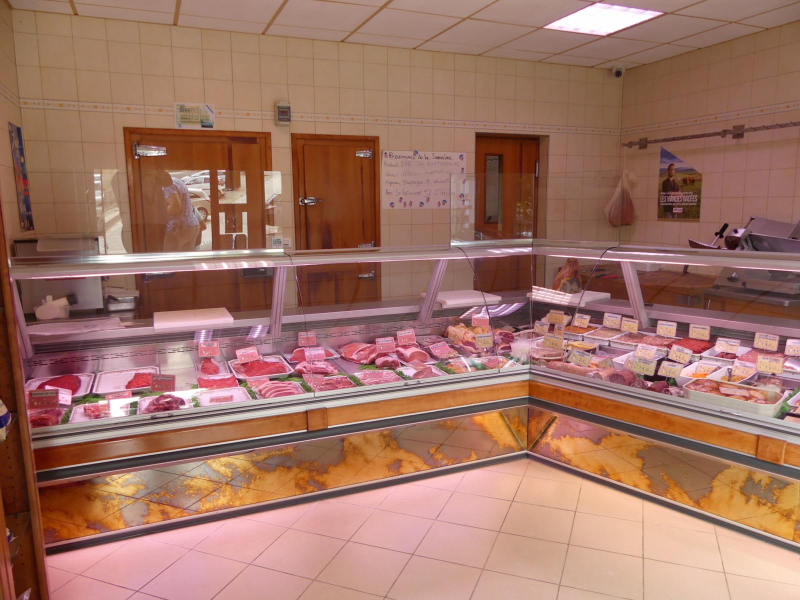 BOUCHERIE à Saint-Geniès - dordogne | 
Description VENDS CAUSE RETRAITE fonds de commerce Boucherie rôtisserie Périgord Noir entre SARLAT et les Grottes de Lascaux, dans village de 1 000 habitants, école, tous commerces avec épicerie point poste, bar tabac fdj, garage motocultrue, deux dépôts de pains, orthophoniste, restaurants....., médecin, kinés, ostéopathe.... Village très touristique avec deux monuments historiques dans le bourg, marché tous les dimanches  et l'été marché gourmand le mercredi soir, posssibiité appartement au dessus de la boucherie
CA 300 000€       fonds de commerce 110 000€ ( à débattre) + petit petit   loyer  
Boucherie Historique reconnue pour sa qualité et son approvisionnement local.
2 tournée gros potentiel avec les marchés locaux