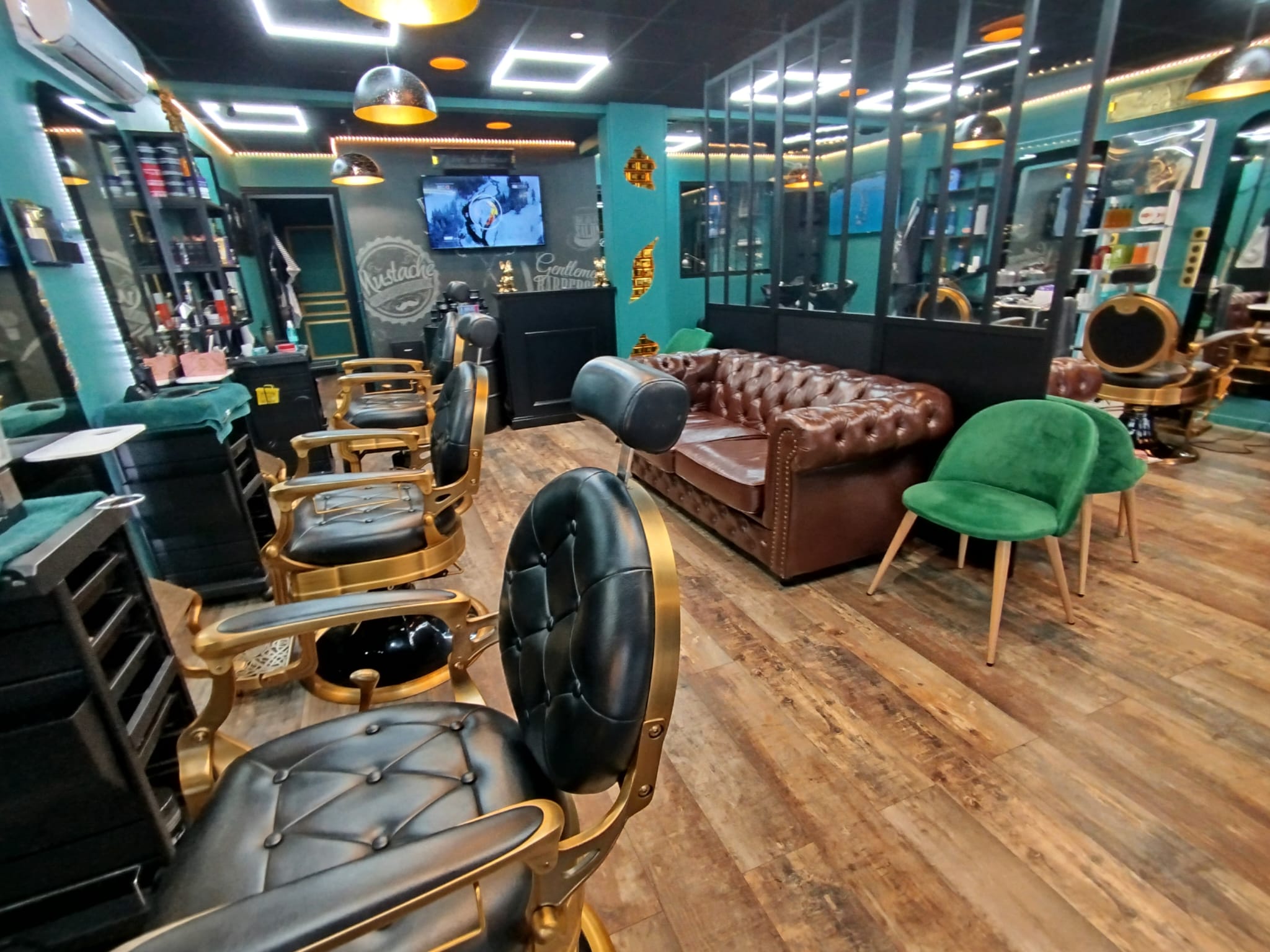 À VENDRE 80 000 EUROS UN SALON DE COIFFURE
INSTITUT DE BEAUTÉ HAUT DE GAMME EMPLACEMENT EXCEPTIONNEL
Possibilité d’y excercer une autre activité.
Loyer mensuel : 1 500 euros (+ 150 euros de charges)
Surface : + de 100 m²
Situé à seulement quelques pas du littoral, ce salon mixte (homme / femme) et institut de beauté bénéficie d’un emplacement stratégique et rare, avec :
Plus de 8 mètres linéaires de vitrine offrant une visibilité maximale
300 places de parking public en face, facilités par des arrêts minutes
Un parking privé inclus pour la clientèle ou les professionnels
Possibilité de terrasse (idéal pour développer une activité complémentaire ou une offre bien-être en extérieur)
Le local est moderne, spacieux et lumineux, avec un fort potentiel de développement, notamment pour des activités annexes comme l’esthétique, le bien-être, les massages, la cosmétique ou même une boutique de produits haut de gamme.
Clientèle fidèle et emplacement premium garantissent un démarrage immédiat ou une reprise en douceur.
Opportunité rare pour professionnels de la beauté souhaitant s’implanter dans un cadre de vie idyllique.