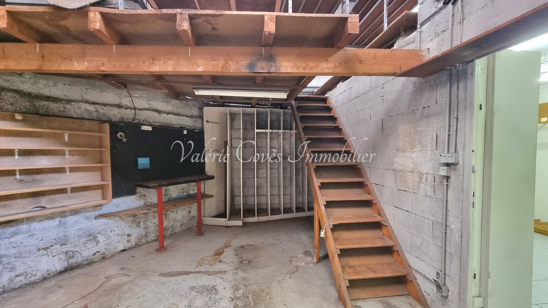 Rare opportunité d’acquérir un local commercial, toute activité, spacieux et fonctionnel, idéalement situé au cœur d'un village dynamique proche Alès (GARD) . Ce bien offre une surface plancher totale de 178,52 m², complétée par une grande mezzanine et un grenier aménagés en vaste espace de stockage.

Le local bénéficie d’une large vitrine sur rue, offrant une visibilité optimale pour toute activité commerciale. L’espace de vente principal, d’environ 89 m², est complété par deux réserves (19 m² et 31 m² environ), un local avec placards (9 m²) et des toilettes. La grande hauteur sous plafond ajoute un volume appréciable.

Deux entrées indépendantes permettent une modularité parfaite de l’aménagement, s’adaptant à divers projets commerciaux.

Idéalement situé dans un emplacement dynamique et très fréquenté, à proximité immédiate des commerces de centre-ville et des parkings municipaux, l’accès est facile tant pour la clientèle que pour les livraisons.

Ce local constitue une opportunité rare pour un investisseur ou un commerçant souhaitant s’implanter dans une zone vivante avec une forte visibilité.

Contactez moi dès maintenant pour obtenir plus d’informations ou organiser une visite.