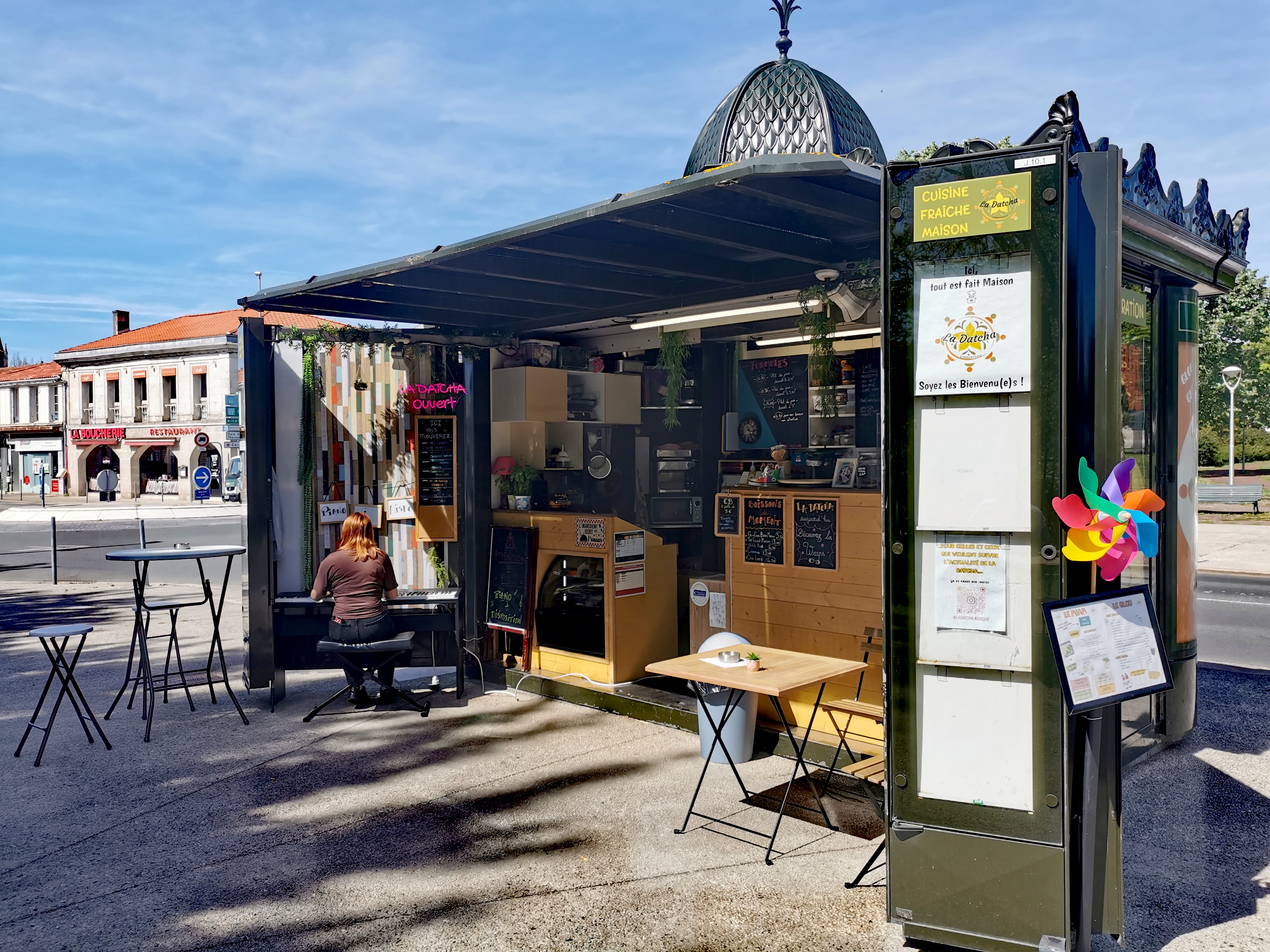 Dans cet ancien Kiosque de Presse parisien, venez proposer votre projet original de restauration pour faire vivre ce quartier de Rochefort. C'est une location de 382€ par mois avec un préavis de 3 mois. 
Le Kiosque sera disponible au 1er janvier.
Il est actuellement aménagé par mes soins mais si l'aménagement vous intéresse, on peut en discuter.
Le quartier est sympa, juste face à un grand parc familial.
Il bénéficie d'un bel espace de terrasse.
L'électricité à été remise aux normes il y a un an.
La Mairie soutien les évènements, organisation de concerts, karaoké, blind test, durant la période douce.