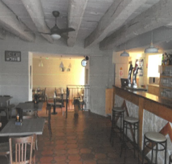 L’agglomération du Grand Périgueux recherche un professionnel de la restauration, pour son bar-restaurant de Lacropte (24380). 

Le village de Lacropte (petit village de 700 habitants) est un village typique du Périgord, situé entre Périgueux et les Eyzies/ Sarlat -hauts lieux touristiques en Dordogne.  

L’établissement se trouve au centre du village face à une boulangerie et à côté de la Mairie.  

Capacité de l’établissement :  
- Bar pouvant accueillir une dizaine de personnes assises 
- Partie restaurant : Capacité de 60 couverts environ avec une terrasse accueillante, vue sur la campagne, d’une capacité de 20 couverts supplémentaire pour l’été. 

A l’étage, appartement 3 chambres, grande pièce, salle d’eau, WC 
 
Potentiel de clientèle important : habitants du secteur, saisonniers (Pays de la Fraise), touristes. 

Bail commercial avec loyer mensuel de 600€ TTC. 
Investissements en matériel à prévoir

Idéal pour un couple – Solide expérience en cuisine demandée.