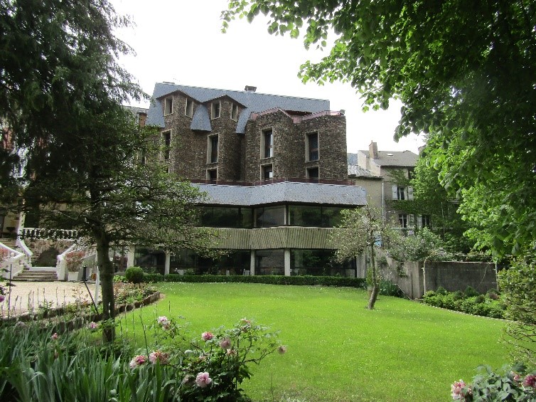 Suite au départ à la retraite du gérant, cet hôtel***– restaurant est à vendre. Après avoir été dirigé par la même famille pendant 4 générations, l’hôtel 3 étoiles et le restaurant attenant sont mis en vente. 
Il s’agit d’un établissement saisonnier, situé dans le principal bourg du sud de la Lozère. À proximité immédiate du centre-ville, son emplacement est idéal. 
Les clients sont : des retraités, des familles, des randonneurs, des vététistes, des motards et des clubs de voitures, des groupes. La capacité d’accueil est de 120 personnes pour l’hôtel (54 chambres) et d’une centaine de couverts pour le restaurant. L’établissement dispose d’une licence IV. Il est équipé d’une grande cuisine professionnelle, fonctionnelle et entièrement équipée.
L’hôtel***– restaurant se situe sur un terrain de 8 000 m², comprenant une piscine, des places de stationnement, un garage à vélo fermé…
Enfin, cet établissement comprend un logement de 140 m² au troisième étage.
L’activité est actuellement saisonnière, avec une ouverture d’avril à octobre. Il n’y a aucun salarié à reprendre, l’équipe de saisonniers est fidèle.
Selon les besoins du repreneur, il peut être accompagné lors du démarrage de l’activité.
(ref : L0492)