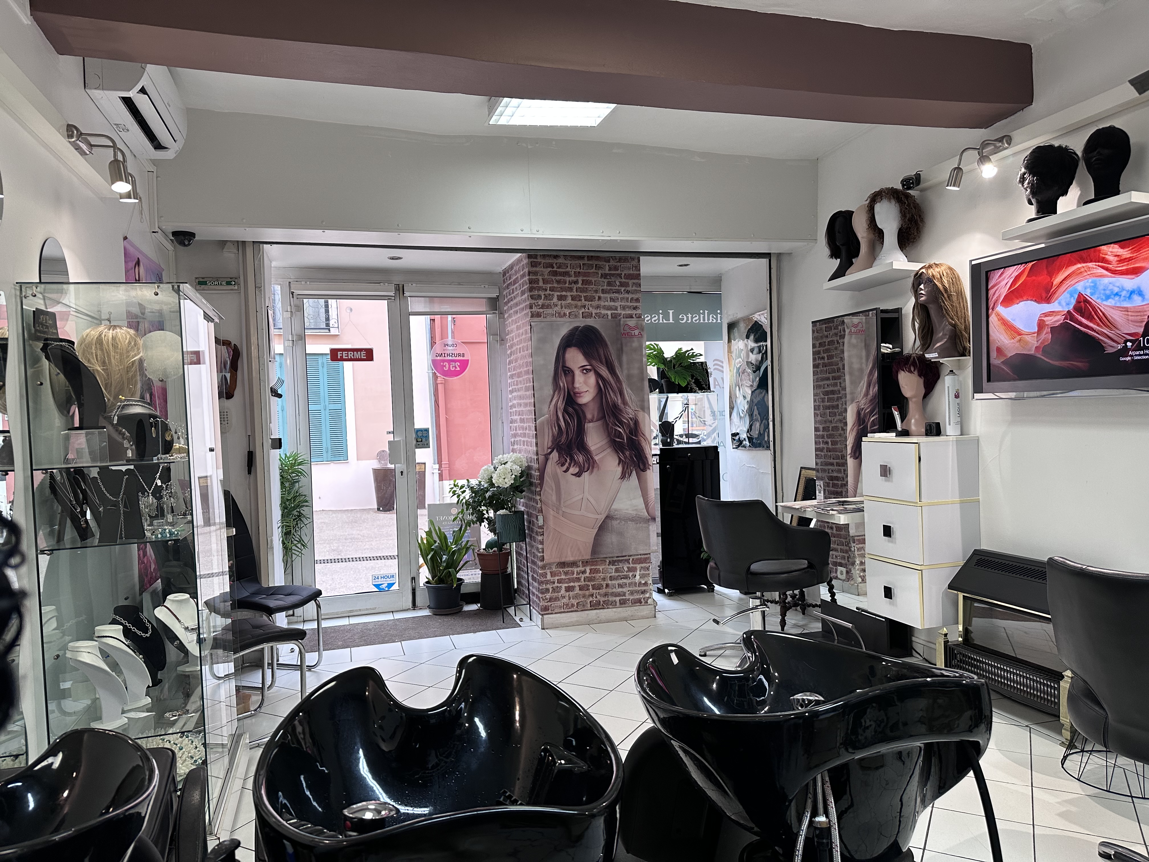 Louisiane Coiffure, créé en 2018, est aujourd’hui disponible à la vente au 130, rue Général de Gaulle, en plein cœur d’une rue piétonne dynamique, offrant une visibilité exceptionnelle et un fort passage.

Un emplacement stratégique :
	•	Loyer attractif : 549 € charges comprises
	•	Parking à seulement 50 m
	•	Surface de 33 m² + réserve de 28 m² (possibilité d’aménagement en appartement après travaux)

Un salon prêt à travailler :
	•	3 postes de coiffage
	•	3 bacs de lavage
	•	Climatisation
	•	Ambiance moderne et accueillante

 Une affaire saine et rentable :
	•	Justificatifs bancaires et URSSAF disponibles sur 5 ans
	•	Clientèle fidèle et régulière en constante progression
	•	Chiffre d’affaires solide et justifié

 Une opportunité rare :
Ce salon combine stabilité, rentabilité et fort potentiel de développement. Une véritable affaire clé en main, idéale pour un(e) professionnel(le) ambitieux(se) souhaitant reprendre une activité florissante et pérenne.

Cause par l’étranger, je me retrouve à vendre mon salon à contrecœur.
Si besoin 06 33 42 26 15.