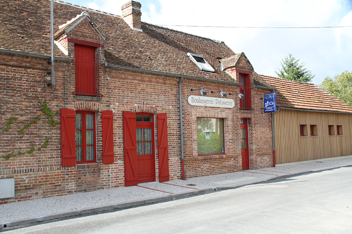 La commune de Chaon recherche un Boulanger-pâtissier à partir de septembre et propose la reprise d’un bail commercial avec logement.
Chaon est un charmant village de 500 habitants situé dans le département du Loir-et-Cher et plus particulièrement en Sologne. Territoire de chasse et de propriétés, Chaon dispose également de son musée du Braconnage, ce qui procure une activité touristique en constante croissance.
Le bâtiment qui appartient à la mairie a été entièrement rénové en 2014 tout en conservant le four à bois qui est en parfait état de fonctionnement. Elle a également investi dans un four électrique et deux chambres froides (positive et négative). Ce commerce est situé en plein centre du village dans une zone de passage.
La clientèle est donc rurale et touristique avec une forte augmentation en période de chasse.
La boulangerie-pâtisserie possède également un rayon épicerie. 
L’appartement, entièrement rénové lui aussi est composé d’une cuisine et d’un grand séjour au rez-de-chaussée ainsi de que trois chambres et salle de bain à l’étage.
L’offre est gérée par la commune, propriétaire des murs.
Pour plus de renseignements :
Mairie 0254884636
Mail : mairie@chaon.fr