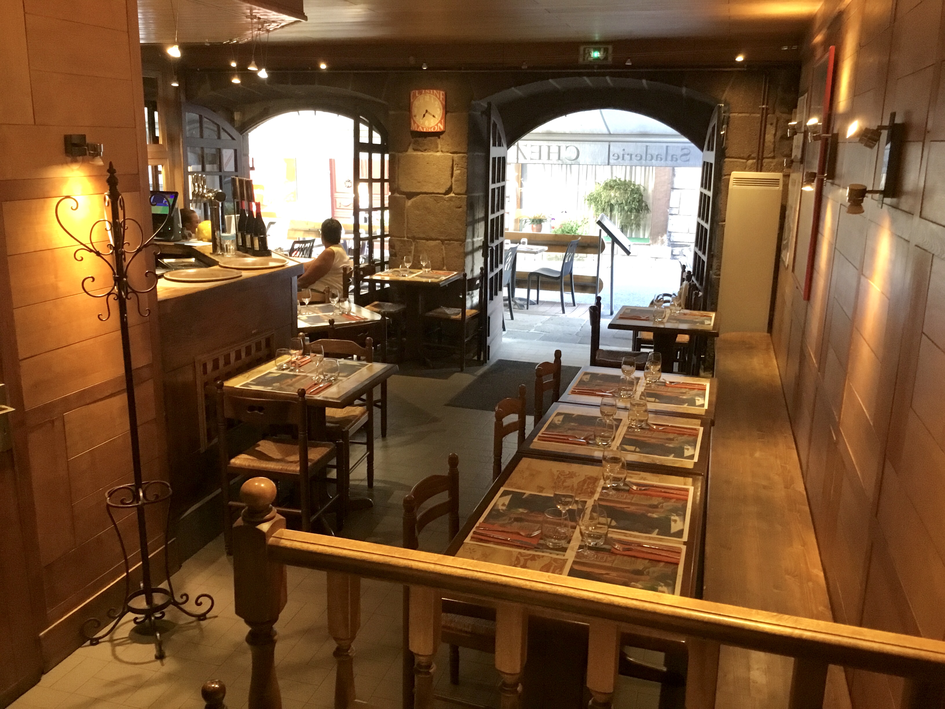 Fond de commerce crêperie restaurant (ou toute autre possibilité),situé dans un village très touristique "village de caractère" doté de nombreux commerces et services,écoles hôpital. Très bonne qualité de vie.
Proche station de ski du Lioran.
Ouvert à l'année avec 6 semaines de congés.Fermé dimanche et lundi.
Licence 4. Loyer 600 euros.
26 places à l’intérieur ainsi que 2 terrasses de 18 et 12 places.
Vente pour cause de retraite .Accompagnement possible et recettes maisons
pour une reprise sereine.
Prix 125 000 euros
Premier contact par mail, contact téléphonique ensuite pour plus d'informations.