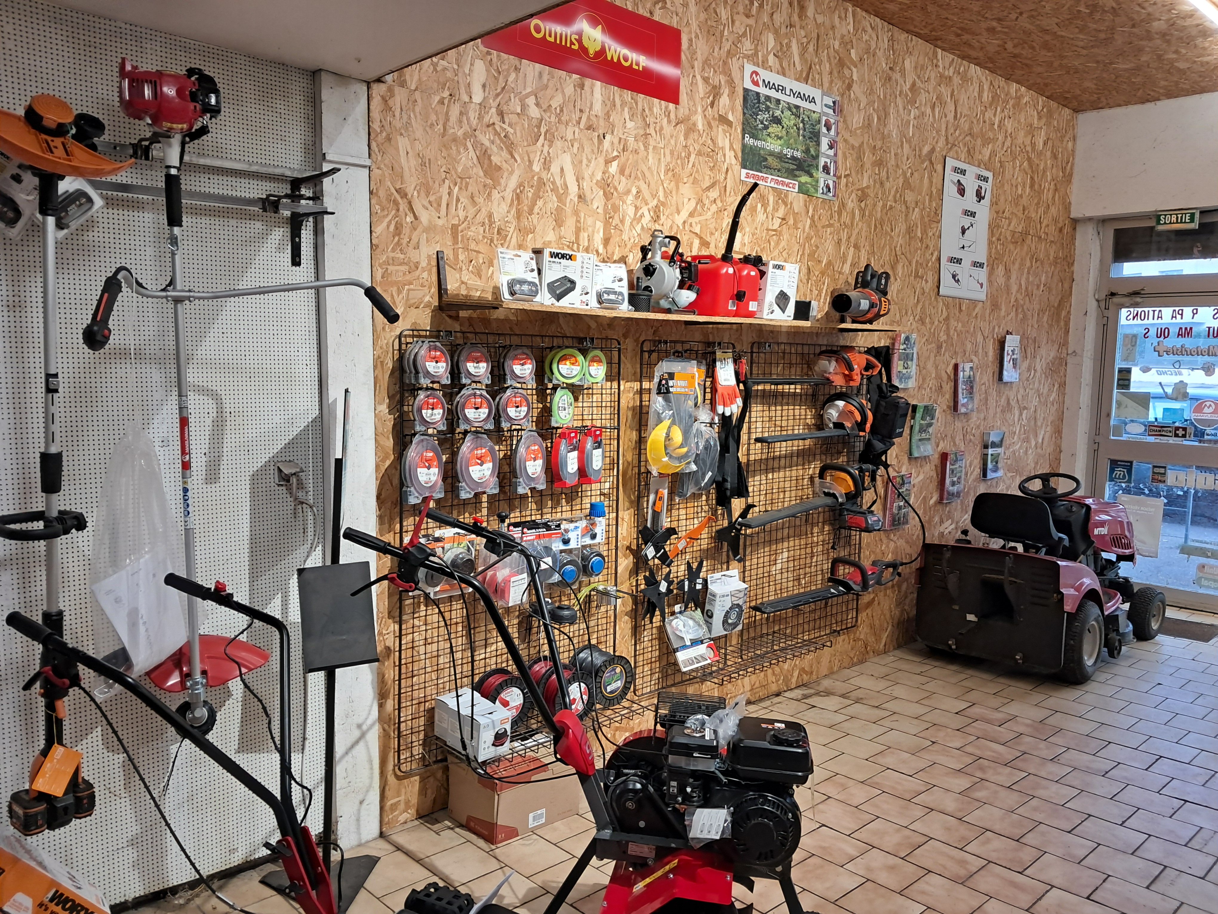 Vends fond de commerce de motoculture de plaisance,cause retraite.
CA 150000 €. Local de 250m2, Loyer 800€ mensuel situé à TOMBLAINE en banlieue de NANCY.
Vente,réparation,entretien de tout matériel de motoculture de plaisance.
Ce commerce vient de fêter ses 40 ans.