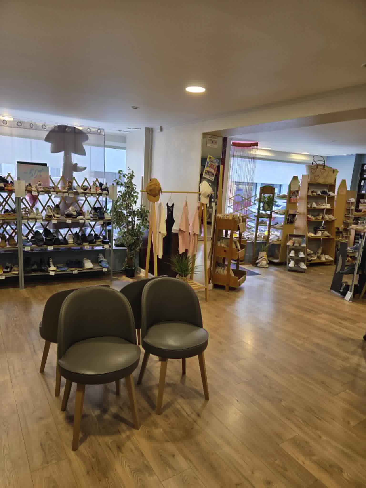 C'est ici une affaire de famille qui vient de fêter ses 125 ans d'existence dans le monde de la chaussure.
Dans une jolie ville (finaliste au plus beau village de France et plus beau marché de France), la boutique profite d'une belle exposition dans une rue passante, avec 3 grandes vitrines.
Magasin généraliste et multi marques, nous chaussons toute la famille .
60m² de vente, 3 belles vitrines sur 18m de trottoir... Et 150m² de réserves et bureau.

Possibilité d'acheter les murs