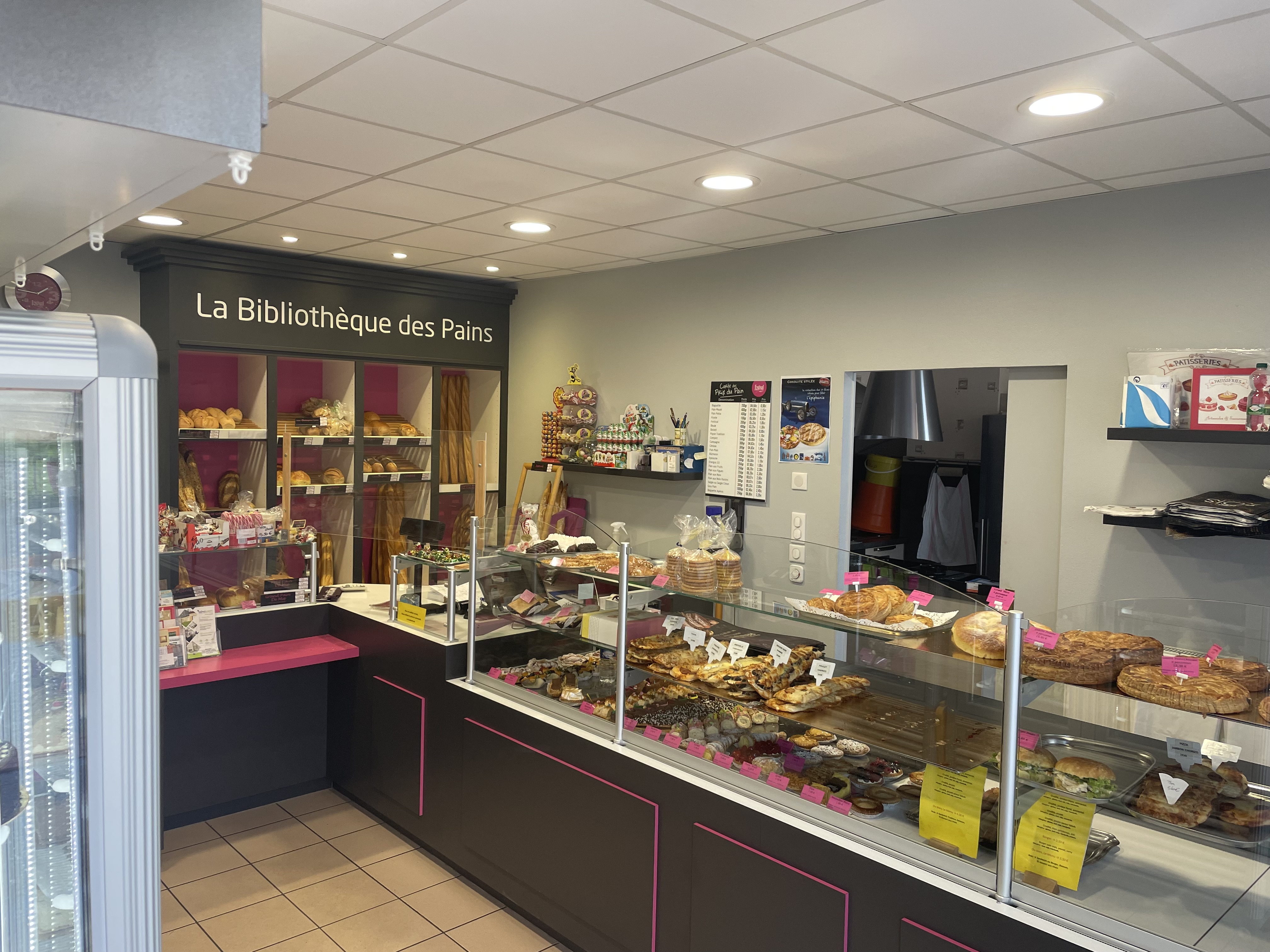 Boulangerie 351 m² Écouves

Radon: à 10km d'Alençon, boulangerie-pâtisserie unique et dynamique, clientèle fidèle locale et de week-end.En plein centre du bourg, le fond de commerce sévit dans des locaux agréables et très soignés. Le  rez de chaussée comprend: la boutique, la cuisine privée, le fournil, le laboratoire pâtissier, une réserve. A ce niveau ( à l'écart de la partie pro) on trouve également la chaufferie du bâtiment avec chaudière et sa cuve fuel. A l'étage la terrasse exposée Sud dessert trois locaux  professionnels (entrepôt farine, local technique et stockage) et l'appartement qui, en duplex, offre un vaste séjour-salon et une salle de bain avec WC , trois chambres (dont une avec dressing attenant) et salle de douche avec WC. L'ensemble immobilier peut être éventuellement cédé avec aménagement. Le matériel professionnel est entretenu régulièrement.