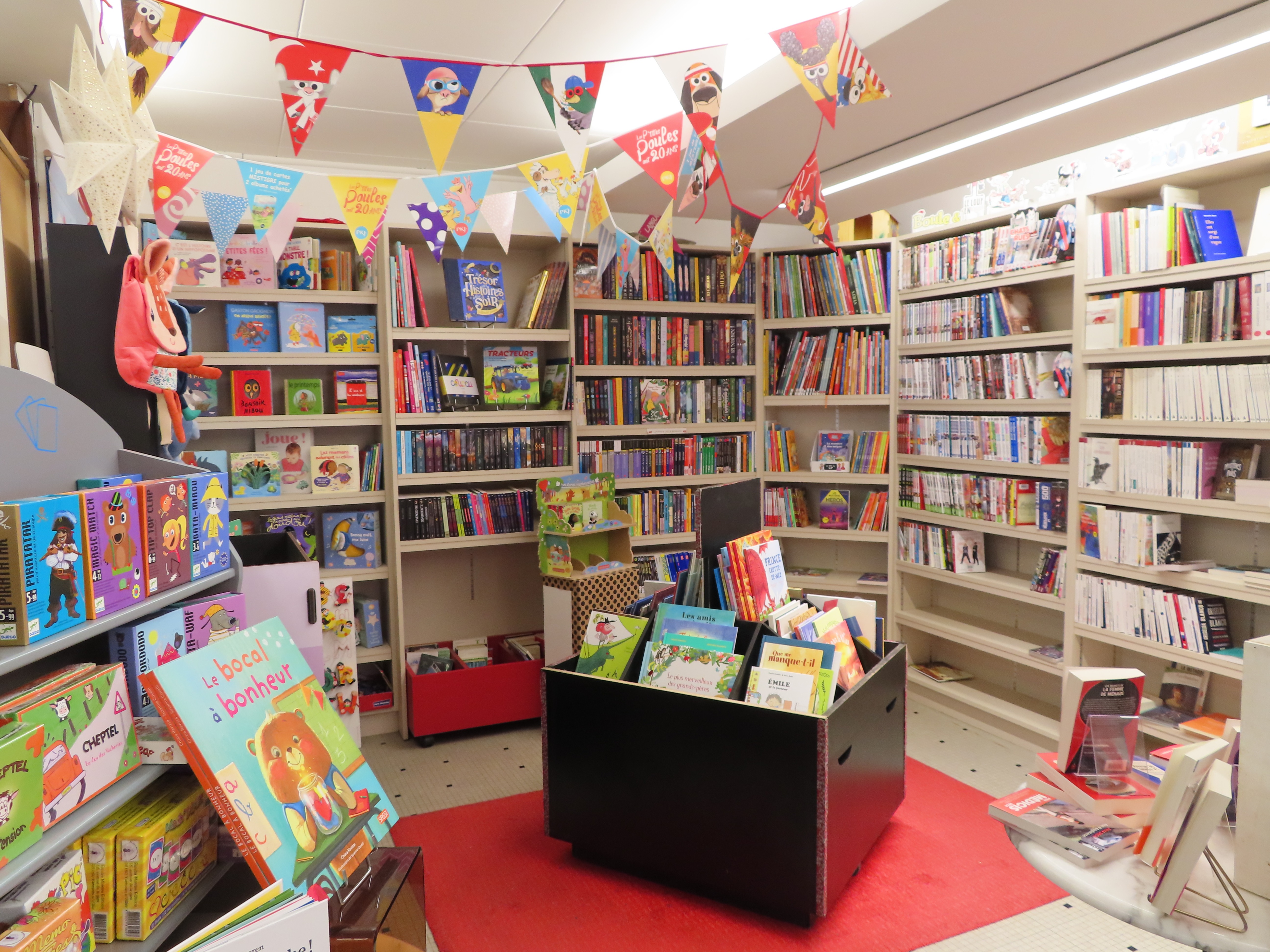 A reprendre, cause retraite, une librairie indépendante généraliste idéalement située en cœur de bourg (environ 5000 habitants) tout en étant à proximité directe de l’A75 reliant Clermont-Ferrand à Béziers.
 
Implantée depuis plus de 30 ans, la librairie bénéficie d’une belle notoriété. Elle représente pour sa clientèle fidèle et variée un véritable lieu de convivialité et d’échanges. Plusieurs évènementiels culturels sont organisés chaque année par la librairie : cafés littéraires, salon du livre. 
Le magasin, entièrement agencé, dispose d’une surface de vente de 97 m² qui permet de proposer une offre complète : littérature, polar, jeunesse, BD, ouvrages « pratiques », ouvrages scolaires, naturalistes et régionaux ainsi qu’un espace papeterie – jeux pour enfants.

Aucun salarié à reprendre. Affaire idéale pour 2 associés. Possible accompagnement des repreneurs.