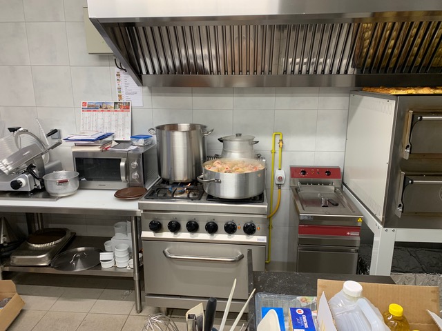 Dans un village exceptionnel qui a perdu quasiment tous ses commerces, petit fils de Gustou né au village, j’ai recréé une âme de convivialité et de rencontres pour ses habitants et communes environnantes.
Ce lieu est né maintenant il y a 6 ans, Bar avec Licence IV, Restaurant/pizza avec 45 places assises + Terrasse et ses 4 chambres d’hôtes sous le nom « CHEZ GUSTOU »

Au Rez-de-chaussée vous trouverez une salle de restaurant avec son bar pour une surface de plus de 85 m2, une Cuisine et sa plonge complètement équipée pour 38 m2, des grandes toilettes (H & F séparés) aux normes PMR.
A l’étage 4 grandes chambres (de 16 à 19 m2) avec chacune sa SdB et ses WC, lingerie et rangements.
Et au sous-sol (125 m2), une réserve, des caves voutées et un garage qui peut accueillir les motards pour une ou plusieurs soirées et avec nuitées en toute tranquillité.
Le tout pour une surface de 340 m2 qui a été rénové en totalité en 2019 pour avoir un établissement moderne et complètement aux normes d’exploitation en vigueur.

Etant à la retraite maintenant, je souhaite céder cet établissement, Murs et Fonds pour re dynamiser toutes les activités attendues par la population (Restauration, Pizza, Déjeuner à thème, Bar avec ses assiettes de charcuterie/fromage locaux, hébergement pour les motards, pécheurs, chasseurs et touristes cherchant la vraie nature …).

Idéalement placé sur la route entre Mende et Saint Chely d’Apcher, le village est accessible à 12 mn de l’A75. 
Aujourd’hui l’établissement attend le repreneur qui viendra s’installer dans ce merveilleux village pour le faire revivre.