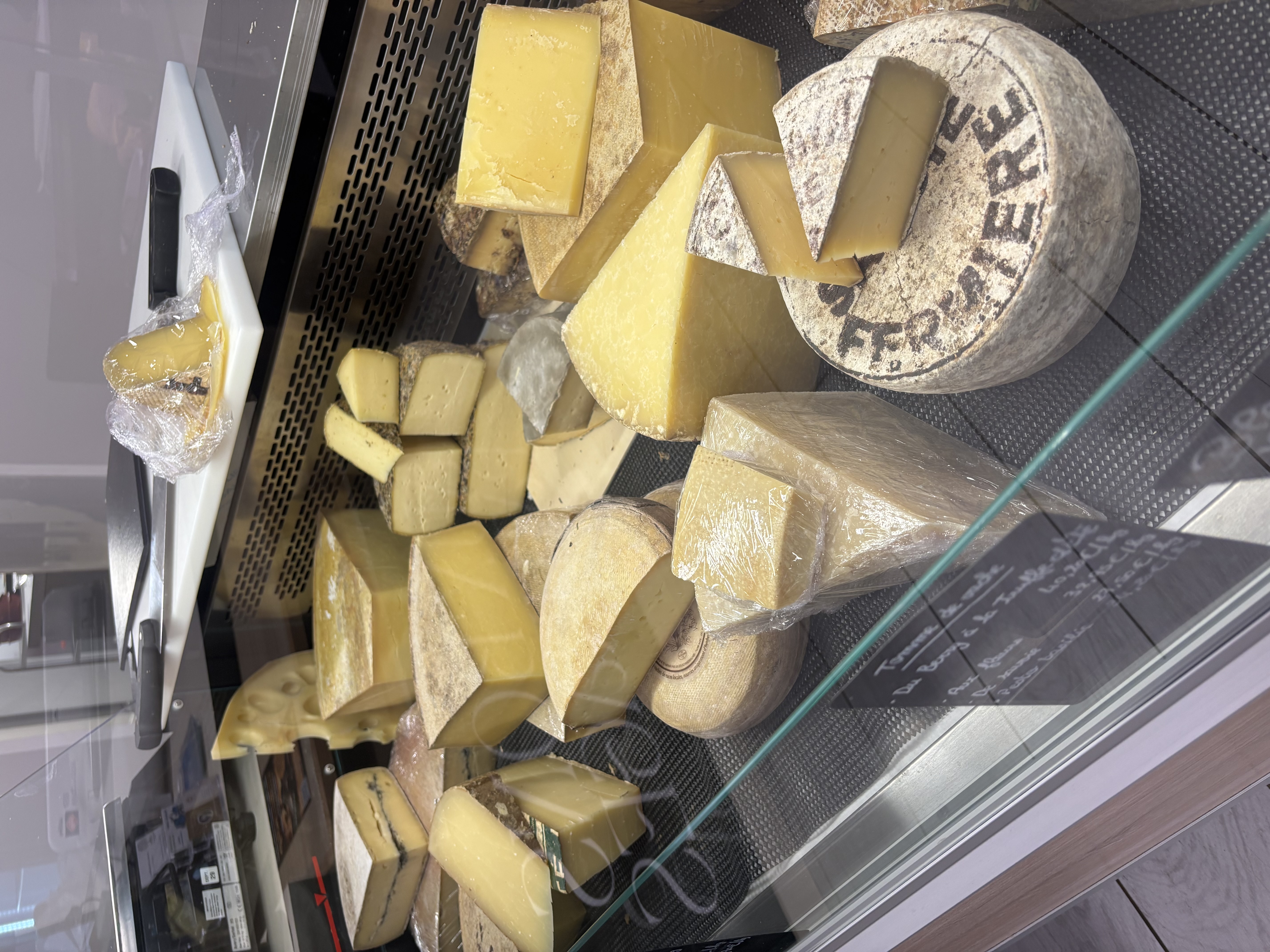 Vente des parts sociales.
Commerce créé il y a 2 ans 
Boucherie charcuterie et fromagerie.
Établissement remis totalement au normes et matériels en très bon état (2 ans )
