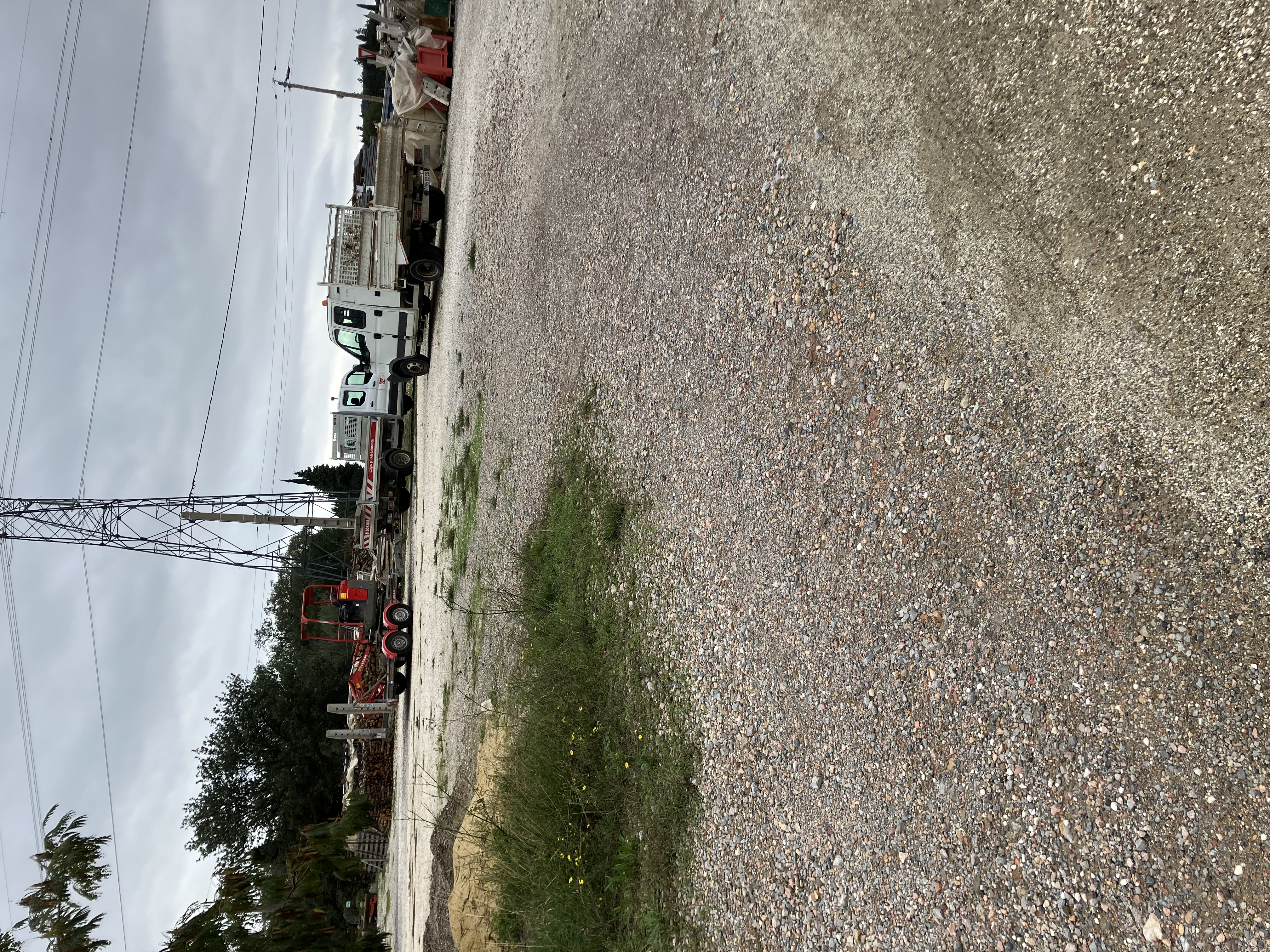 Suite à retraite , vendons bâtiment de 200 M2 et entrepôt non couvert de 7200 M2 pour activité artisanale , commerciale ou industrielle , situé idéalement en bordure de route . Plusieurs possibilités , situé à 20 Kms de Perpignan.