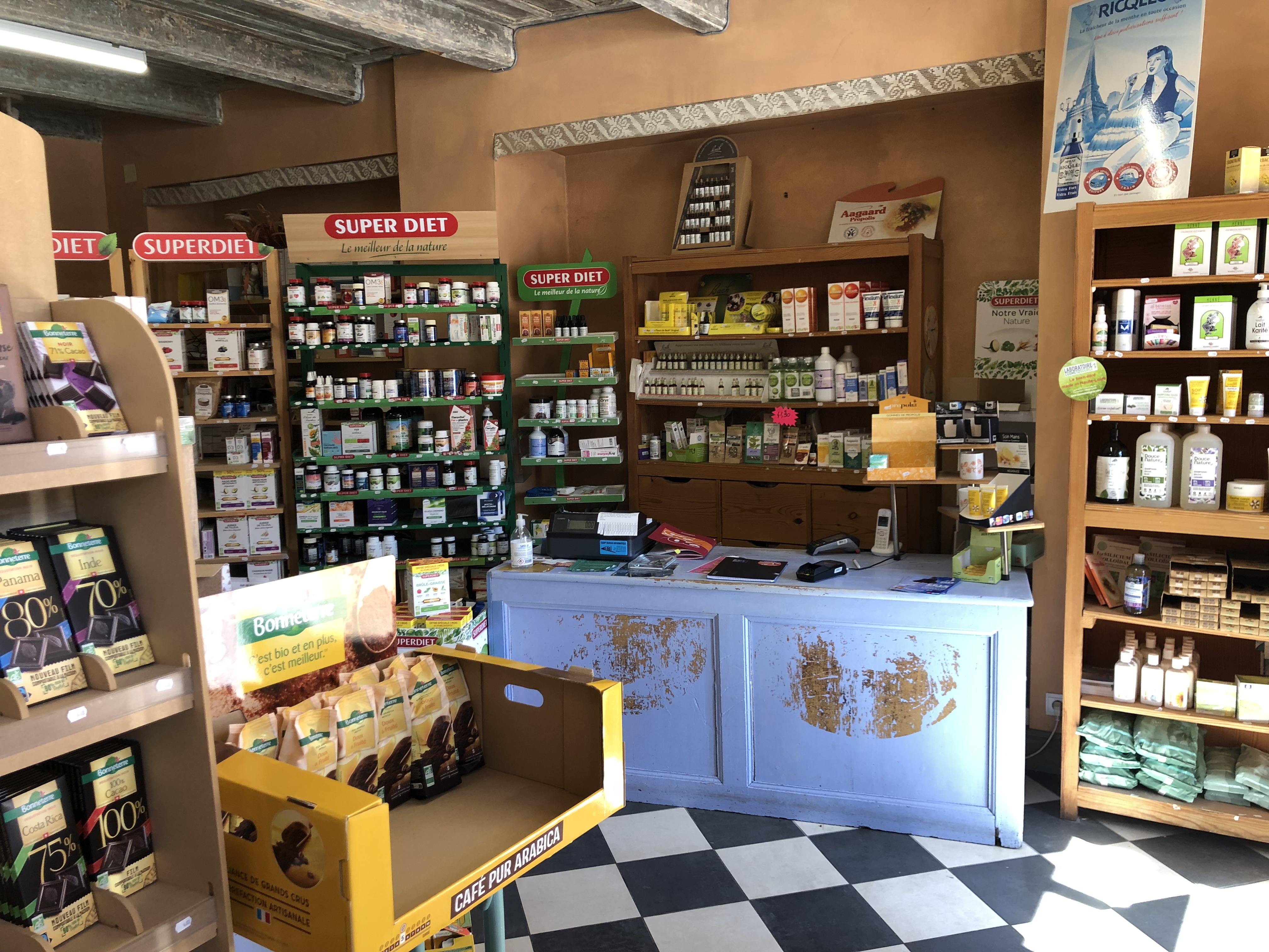 DESCRIPTION TECHNIQUE

Fonds de commerce d’une épicerie bio et bien être à reprendre pour cause de changement d’activité, situé en plein centre de Langeac et avec possibilité de discussion pour l’acquisition des murs (même propriétaire du fonds et des murs). Le fonds comprend tout le matériel d’étalage et de présentation des produits dont une armoire frigorifique, le matériel d’encaissement (mobilier et terminaux bancaires), et tous les éléments immatériels (clientèle, emplacement, …). 

Ce commerce est situé au rez-de-chaussée d’un immeuble comprenant 3 appartements aux étages supérieurs. La superficie au sol de l’immeuble est de 50m² (ce qui est donc aussi la superficie du commerce), sachant qu’une cave voûtée est située en dessous du commerce et peut faire office de stockage pour celui-ci. La répartition des surfaces du commerce est de 45m² pour l’espace de vente et 5m² pour la réserve avec un sanitaire en plus. Le chauffage se fait au fuel commun avec un compteur à part, tout comme l’eau. L’arrivage des marchandises peut se faire par le devant ou par le côté avec une porte de service donnant sur la réserve.

Actuellement, le commerce réalise un chiffre d’affaires d’un montant de 60 000 €, avec une ouverture mardi jeudi et vendredi toute la journée, ainsi que samedi matin. La fréquentation est dépendante des saisons, mais comprise entre 50 et 200 personnes par semaine.
Le commerce est géré par l’actuel propriétaire depuis 2011, mais il existait déjà dans Langeac auparavant (depuis plus de 40 ans). Son emplacement présente le bel avantage d’être situé en plein cœur du marché (bihebdomadaire, le mardi et le jeudi) sur la place de la Liberté, ce qui renforce sa visibilité et le passage de clients devant la boutique. La vitrine est exposée plein est, offrant une belle luminosité sur cette agréable place, refaite récemment et d’où 4 rues partent vers les quais et les rues commerçantes de Langeac. La place attire les touristes, les promeneurs et les habitants grâce à son aménagement, les commerces qui s’y trouvent (restaurant et coiffeuse à côté notamment) et sa proximité avec des bâtiments historiques et religieux. Quelques places de parkings sont disponibles juste à côté du commerce.

Cette petite épicerie peut être reprise comme telle mais conviendra aussi à un développement d’activité avec par exemple des propositions de salon de thé, de fromagerie de centre, etc… 

Prix de vente (sans le stock) : 25 000 €

TERRITOIRE

L’épicerie est située au sein de la Communauté de communes des rives du Haut-Allier (CCRHA), dans le département de la Haute-Loire, récemment élu département préféré des français au plan de l’attractivité touristique. Le territoire de la CCRHA compte 16 000 habitants et est sillonné du nord au sud par la rivière Allier. Le paysage aux multiples nuances de vert et de bleu alterne gorges et plateaux volcaniques typique de l’Auvergne, garantie d’un cadre naturel exceptionnel et préservé. Son patrimoine historique et architectural complète son charme.  

La commune de Langeac, dont la population est d’environ 3 500 habitants, dispose de nombreux artisans, commerces, associations et services publics. De nombreuses entreprises et deux zones d’activité sont sources d’emplois et d’attractivité économique. De plus, le camping trois étoiles connait une belle fréquentation en augmentation depuis les 4 dernières années (pics à 1 200 personnes/j en été). Traversée par l’Allier, Langeac offre un cadre naturel reposant et charmant, renforcé par la présence de l’île d’Amour qui participe à son attractivité, notamment touristique. 
Le territoire du Haut-Allier est facilement accessible depuis l'autoroute A75, à 1h de Clermont Ferrand et 3h de Montpellier. L’axe routier principal est la N 102 prolongée par la N 88 qui le relie à St Etienne et Lyon en 2h30. Des gares de proximité assurent la desserte ferroviaire sur la ligne Paris, Clermont-Ferrand, Nîmes via Langeac, le bourg-centre. Langeac est par ailleurs située à 30 minutes du Puy en Velay, préfecture du département. 

Disposant de nombreux services et commerces le territoire répond à tous les besoins principaux de la vie dans un rayon de moins de 20 min en voiture. Le tissu associatif est aussi très développé (plus d'une centaine d'associations) et propose des activités culturelles, sportives, de loisirs... Le Haut-Allier offre ainsi une vraie qualité de vie à ses habitants. Un solide secteur industriel et agricole complète le bassin d’emplois, ainsi qu'une économie touristique forte.

AIDES INSTALLATION 

L'ensemble de la CCRHA se trouve en ZRR (zone de revitalisation rurale). 
Des aides financières liées à la reprise d'une boulangerie peuvent être attribuées par la Communauté de communes, la Région et l'Europe. 
Cette épicerie n’attend plus que vous !!
Contact : 
Communauté de communes : Joseph LAURENT / j.laurent@rivesduhautallier.fr / 06.66.44.48.06