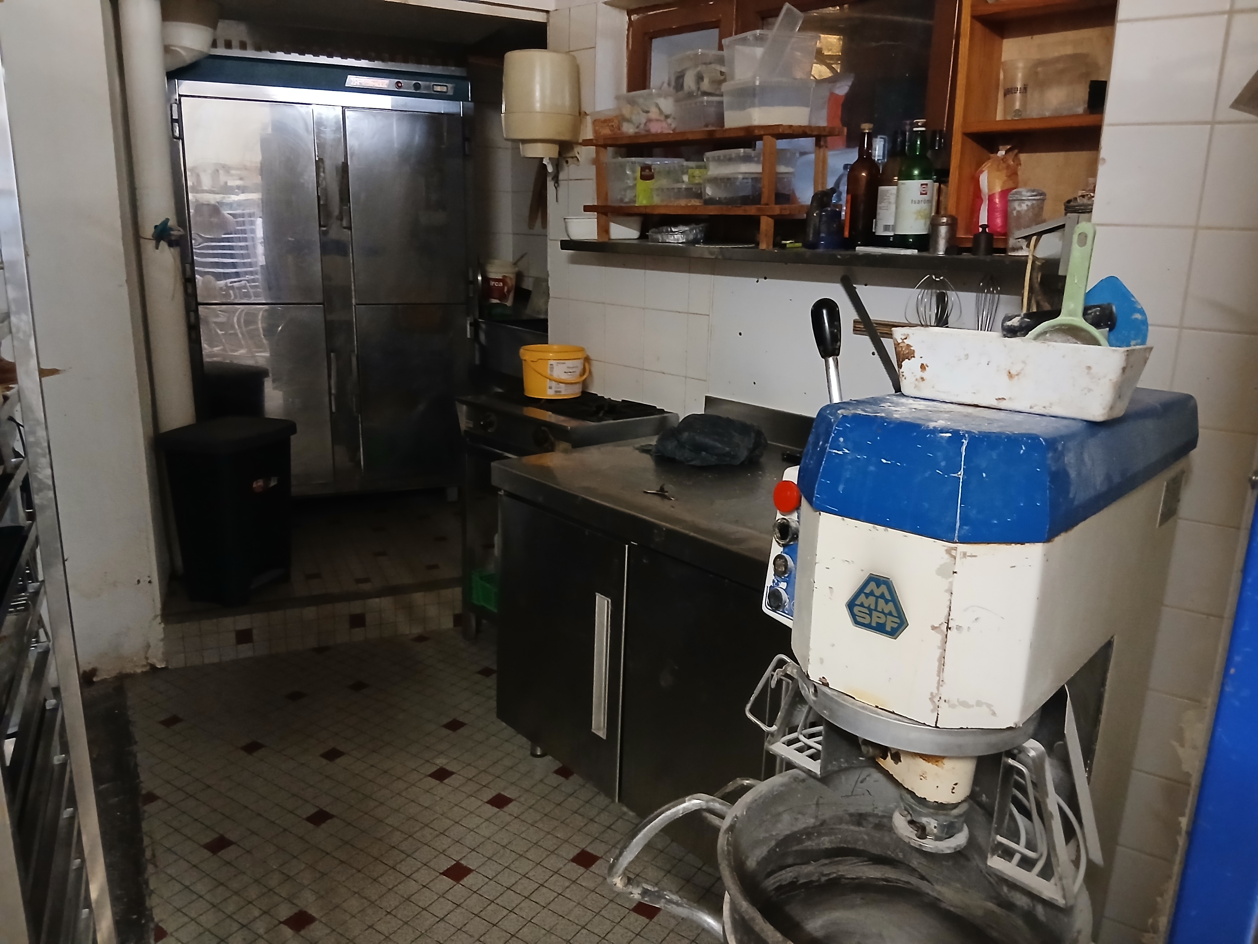 Boulangerie  pâtisserie dans commune  de 1200 habitants 
Fournil  de 50m2 + dépendances  de 50m2
Boutique 15 m2
Four fringand de 2018
Matériels  entretenus 
Habitation  avec 3 chambres  salle d’eau ,cuisine  salon 
Garage 
Commune  avec comme commerces 
Bar tabac  , coiffeuses (2) supérette 
École jusqu'à  la primaire 
Beaucoup  d’associations 
Possibilité  d’ acheter  les murs 
( CA 100000) 
+ de renseignements  et de photos  sur demande