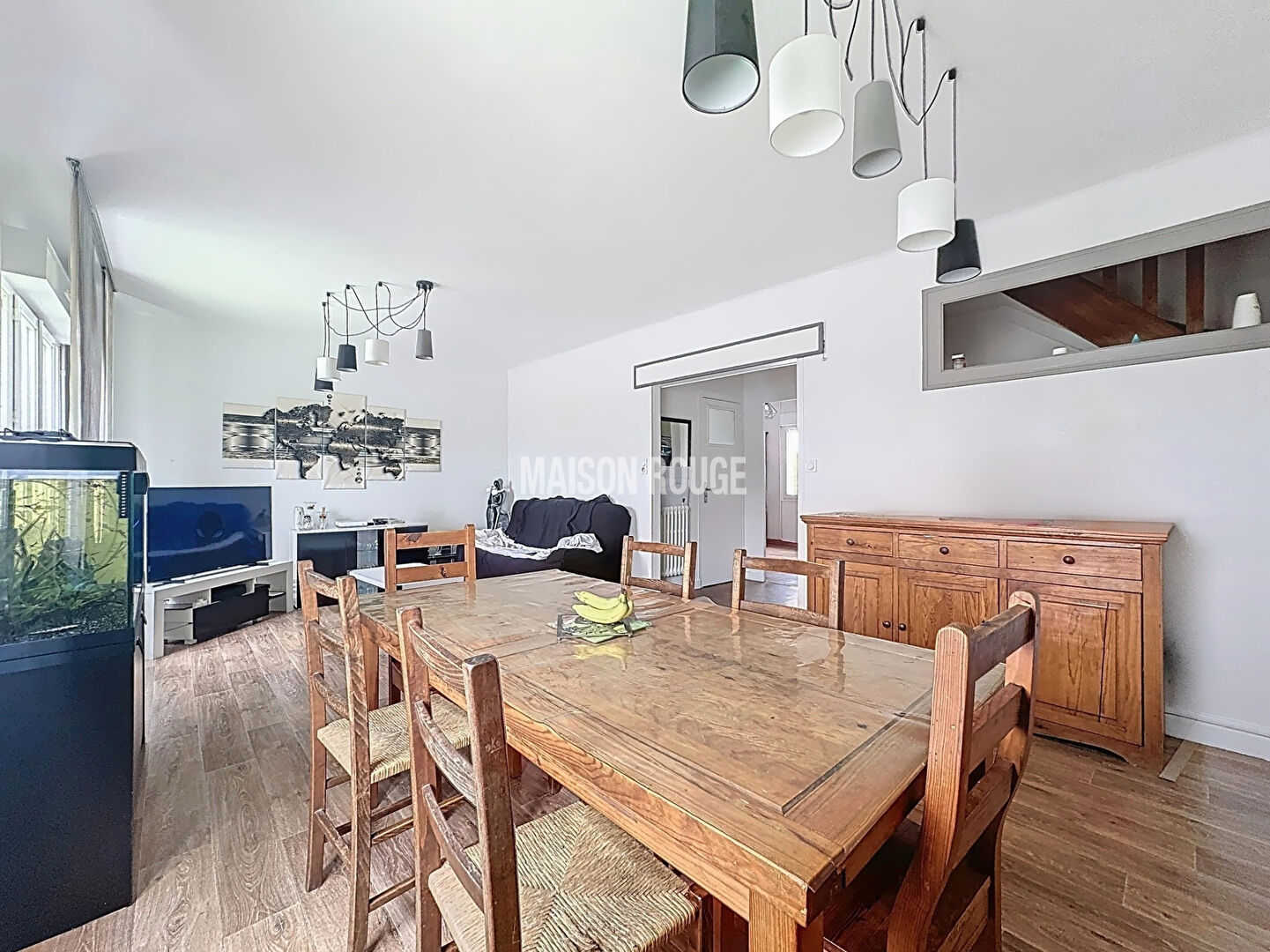 SUPERETTE surface commerciale 160m3  90m3 réserve
avec logement 100 m3  4 chambres  terrrase et garage
possibilité d'achat des murs