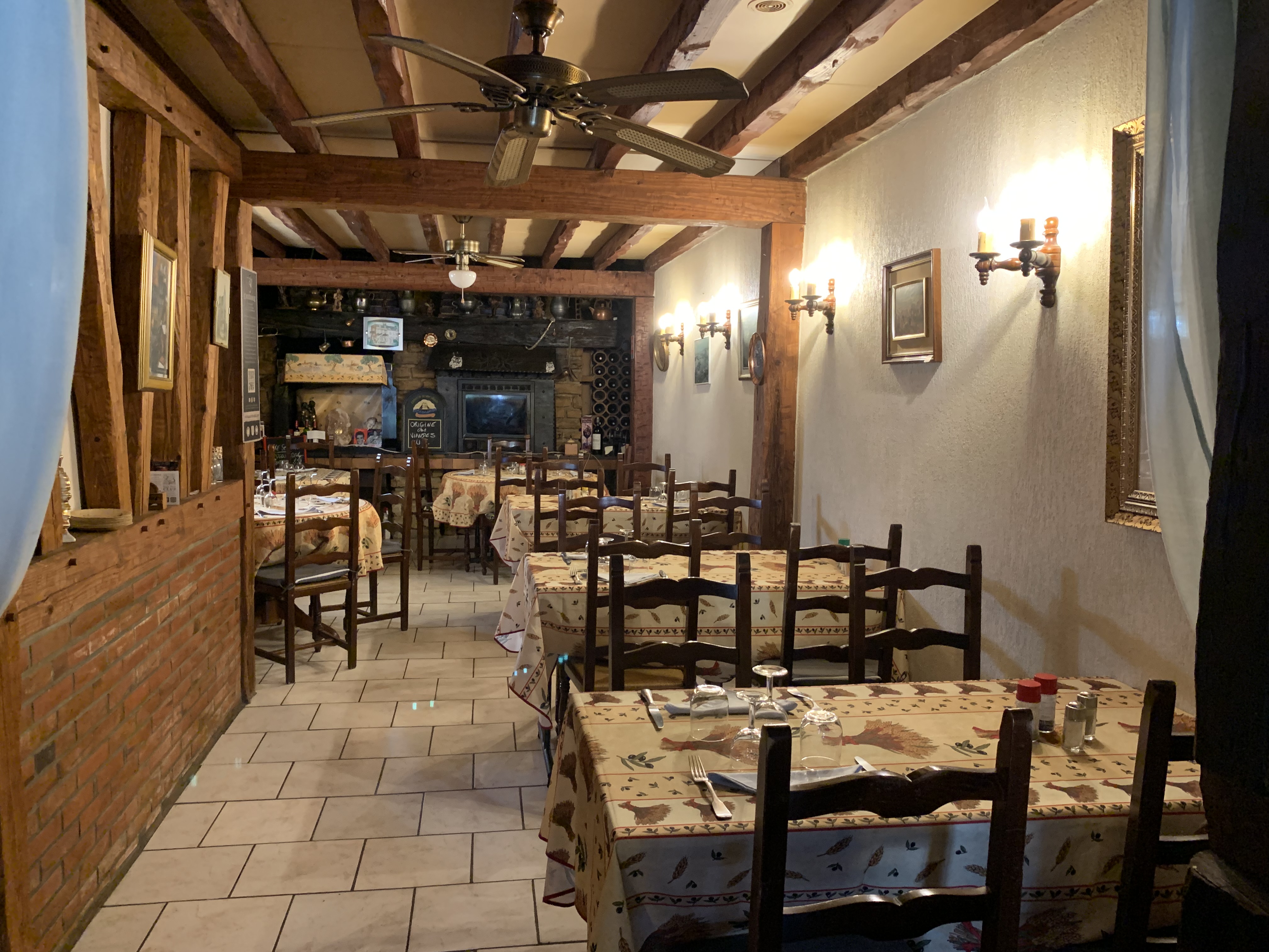 Une magnifique bâtisse sur la place de Breteuil. Terrasse devant et en cour privée.
Jusqu’à présent restauration traditionnelle. Gros potentiel. Licence 4. Appartement de fonction. Garage. Nombreuses dépendances. Parking gratuit sur la place. Toutes commodités en centre ville. Vie associative très dynamique. Piscine couverte, école, collège, crèche. Gare direct Paris à 10mn. Village de la route fleurie. 
À saisir de toute urgence ! Un joyau en Normandie !