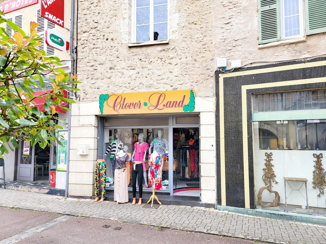 Triplex à vendre comprenant boutique tout commerce + appartement

Située dans une rue commerçante, très belle maison située dans un magnifique petit village historique comprenant au rez-de-chaussée :

 une boutique de plus de 40m² avec sanitaire 

 à l'étage et sur deux niveaux :

une habitation comprenant une cuisine, une salle de douches + WC, un séjour 
et deux chambres.

sur 104 m² environ