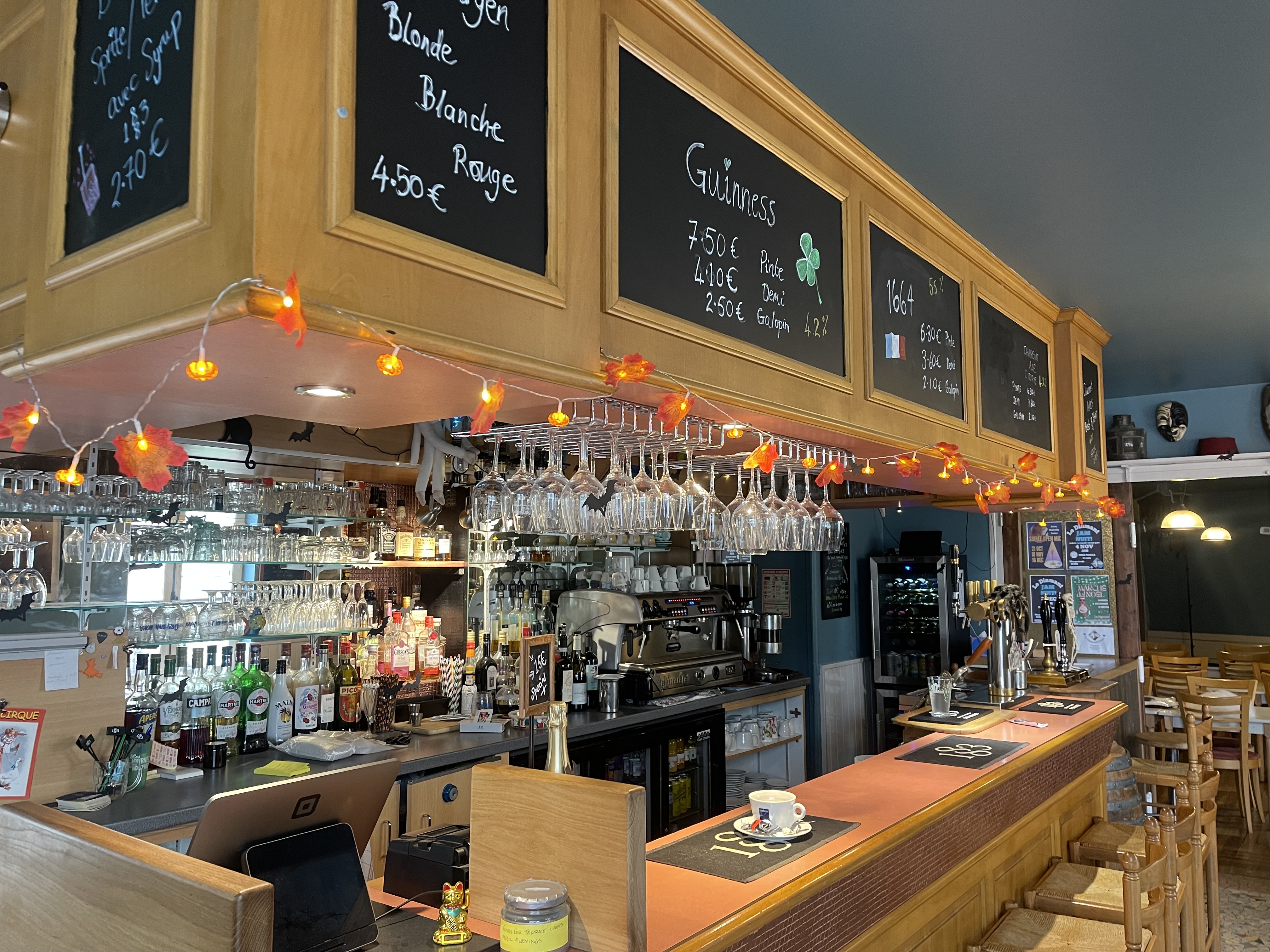 Au cœur de la Vienne, près de la D741 menant à Poitiers, l'Hôtel du Diamant est situé dans le village très prisé de Mauprevoir, traversé par la rivière Clain qui alimente le lac voisin. L'hôtel bénéficie d'un emplacement magnifique, avec un château et une église médiévale, imprégné de l'histoire de la région où il joue un rôle important depuis sa création en 1850. De nombreuses promenades agréables entourent l'hôtel, qui se trouve à proximité de l'hippodrome national du Val de Vienne. L'hôtel est situé au centre du village, qui est bien desservi par un supermarché Coop, une pharmacie, des coiffeurs et un centre médical, tous accessibles à pied depuis l'hôtel, avec de nombreuses places de parking gratuites disponibles.

L'hôtel comprend un bar et un salon-restaurant, équipés de tout le mobilier, la vaisselle, les verres, un lave-verres, une machine à café italienne et une machine à glaçons. La cuisine est équipée d'appareils professionnels de haute qualité pour la préparation, la cuisson et le lavage de la vaisselle. Il y a une terrasse extérieure, avec des sièges et des parasols, et une scène pour les concerts. À l'étage, l'hôtel dispose de cinq chambres, dont deux chambres doubles avec salle de bain privée, deux chambres à deux lits et une chambre simple avec salle de bain commune. Tout le mobilier, la literie, les serviettes, etc. sont inclus dans la vente. Il y a également un appartement confortable de trois chambres pour les nouveaux propriétaires. 

La clientèle actuelle comprend des résidents et des visiteurs français et internationaux. Il est également possible d'attirer des artisans et des travailleurs de passage pendant la journée pour le déjeuner. Le bar s'est forgé une réputation populaire pour ses concerts live le soir, en particulier pendant les mois d'été.
 
Une visite est fortement recommandée. Les offres sérieuses et raisonnables seront prises en considération.