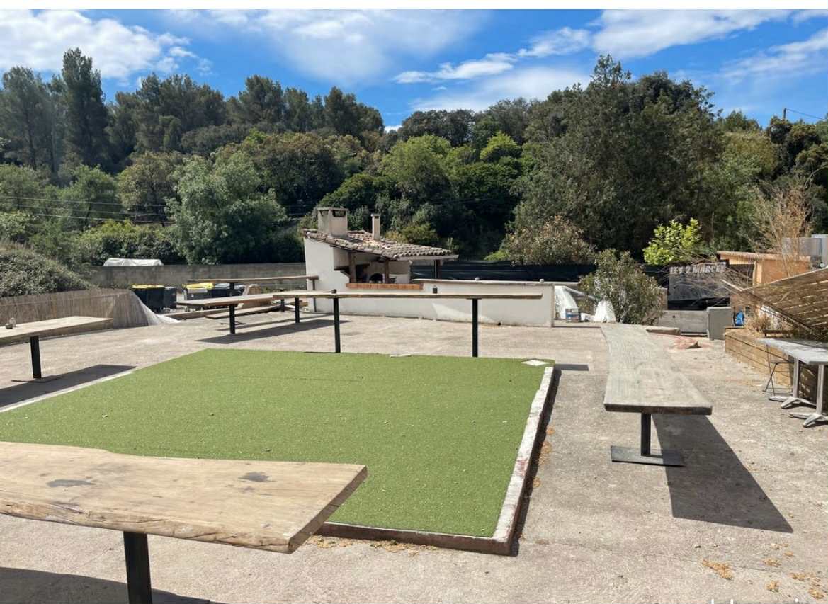 Suite à séparation , vente d'un très beau restaurant de 200m²  situé à l'extérieur de Balaruc le vieux face à la garrigue, disposant d'un très grand parking pouvant recevoir une centaine de voiture.
Le restaurant se compose d'une salle pouvant accueillir une cinquantaine de couverts, d'un coin salon cosy d'une vingtaine de places et d'un bar recevant une quinzaine de personnes.
Idéal pour organisée des soirées musicales , équipé d'une sono en parfait état de fonctionnement
Le mobilier présent est raffiné et la décoration soignée.
La décoration est atypique et a été refaite cet été.
La cuisine a été réaménagée à neuf avec armoire positive et négative, four à vapeur unox, cellule de refroidissement, table réfrigérée 4 portes et une de trois portes, saladette, différentes tables de travail inox, salle de plonge toute équipée avec station de lavage, deux réserves attenantes
Batteries de cuisine, vaisselles, couverts etc tout y est.
L'extérieur se compose d'une première terrasse d'une vingtaine de couverts devant le restaurant et d'une très grande terrasse de l'autre coté du restaurant face à la garrigue , d'une centaine de couverts disposant d'un barbecue et d'un four à pizza
Un local de 19m²à usage de snack( ou tout autre activité)  est attenant au restaurant avec entrée séparée bien sur
Pas de personnel à reprendre et aucun contrat brasseur
Un restaurant avec beaucoup de potentiel qui ne demande qu'à etre exploité
loyer mensuel de l'ensemble( restaurant snack et terrasses)  3000 HT
pas de droit de terrasse à règler