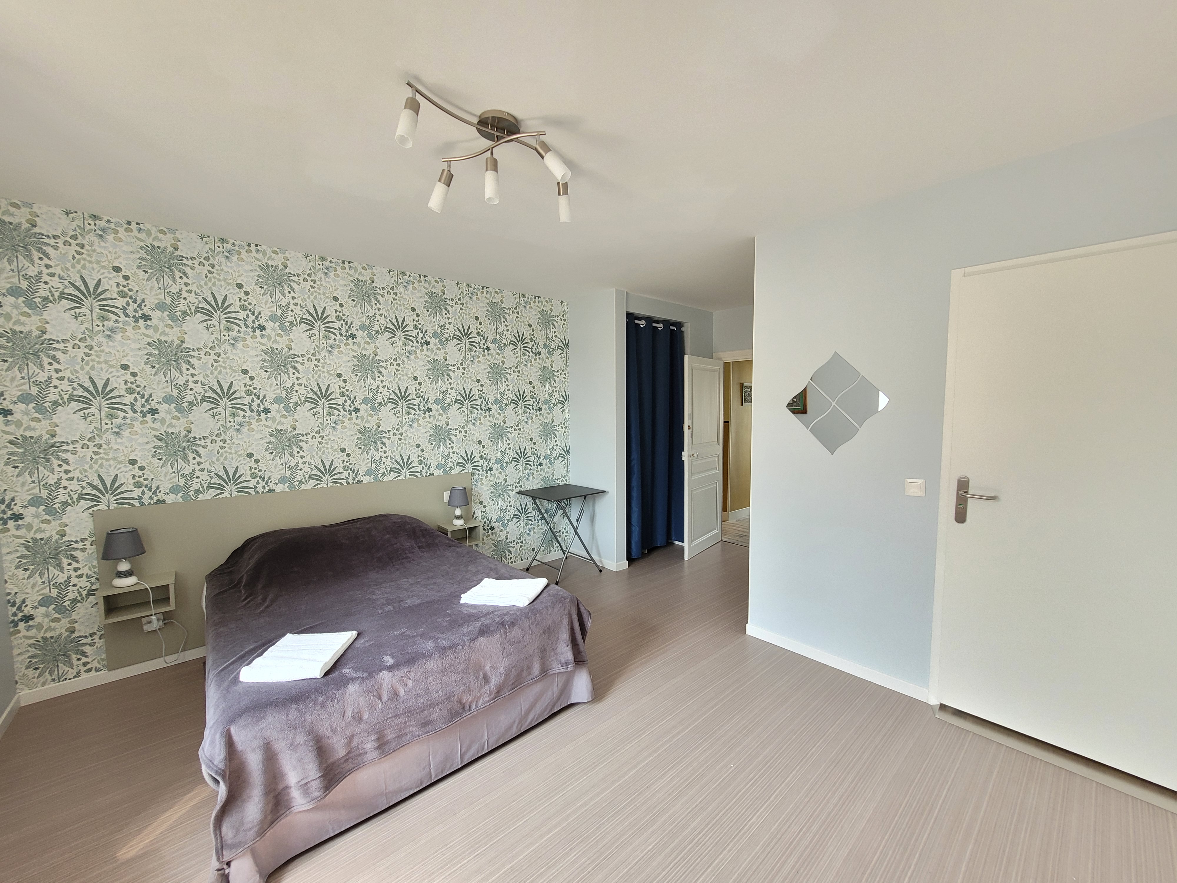 Mur et matériel pro dans commune nord haute Loire.
(3 bâtiments comme sur la photo communiquant à chaque étage)
Limitrophe Loire , Puy de Dôme, 1h St Etienne, 40 mn Le Puy en Velay, 
2h Clermont Ferrand, 1h30 Lyon.
Bâtiment entièrement rénové (menuiserie, isolation, ....).
Création d'un gîte en 2020, capacité 10 personnes (3 chambres), salle de bain PMR dans chaque chambre, accès indépendant par terrasse avec digicode.
Logement privé sur place, petite cour, 1 garage.
Vendu avec matériel de cuisine, salle et gîte.
Bâtiment convenant pour faire une maison sénior partagée.
Capacité 50 couverts.
Ideal couple
VENTE TOTALE
PAS DE GERANCE NI LOCATION