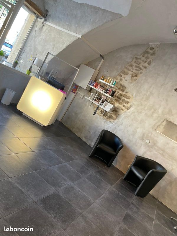 Salon de coiffure dans un petit village de Drôme Provençale, salon atypique vouté en pierre, rénové en 2021, comprend 2 bacs lavage, 4 coiffages, coin casque, coin labo, climatisation réversible, logiciel de suivi et encaissement, bon CA à dynamiser, clientèle fidèle, parking à proximité. loyer 673€.

Pour plus de renseignements me contacter.