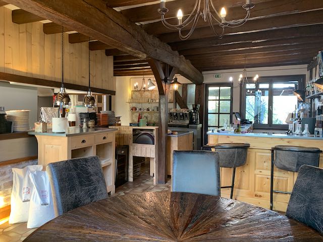 Fond de commerce. Autre type de restauration possible.
Emplacement stratégique à la porte du coeur de ville.
Plusieurs grands parkings à proximité.
Environnement de travail idéal et une qualité de vie parfaite avec un appartement de 5 pièces inclus dans le loyer.
Cuisine ouverte dès l'entrée avec la salle du bar donnant directement sur la terrasse abritée coté jardin de 60 places.
A l'intérieur 2 salles pour 60 couverts au total.
1 terrasse devant l'établissement de 60 places environ.(Avec droit de terrasse).
1 autre grand espace entretenu, non exploité à ce jour, situé le long de la méridienne à vélo, idéal pour accueillir les cyclos et randonneurs.(label accueil vélo en cours).
Loyer 12 000 euros annuel
Pas de personnel à reprendre.