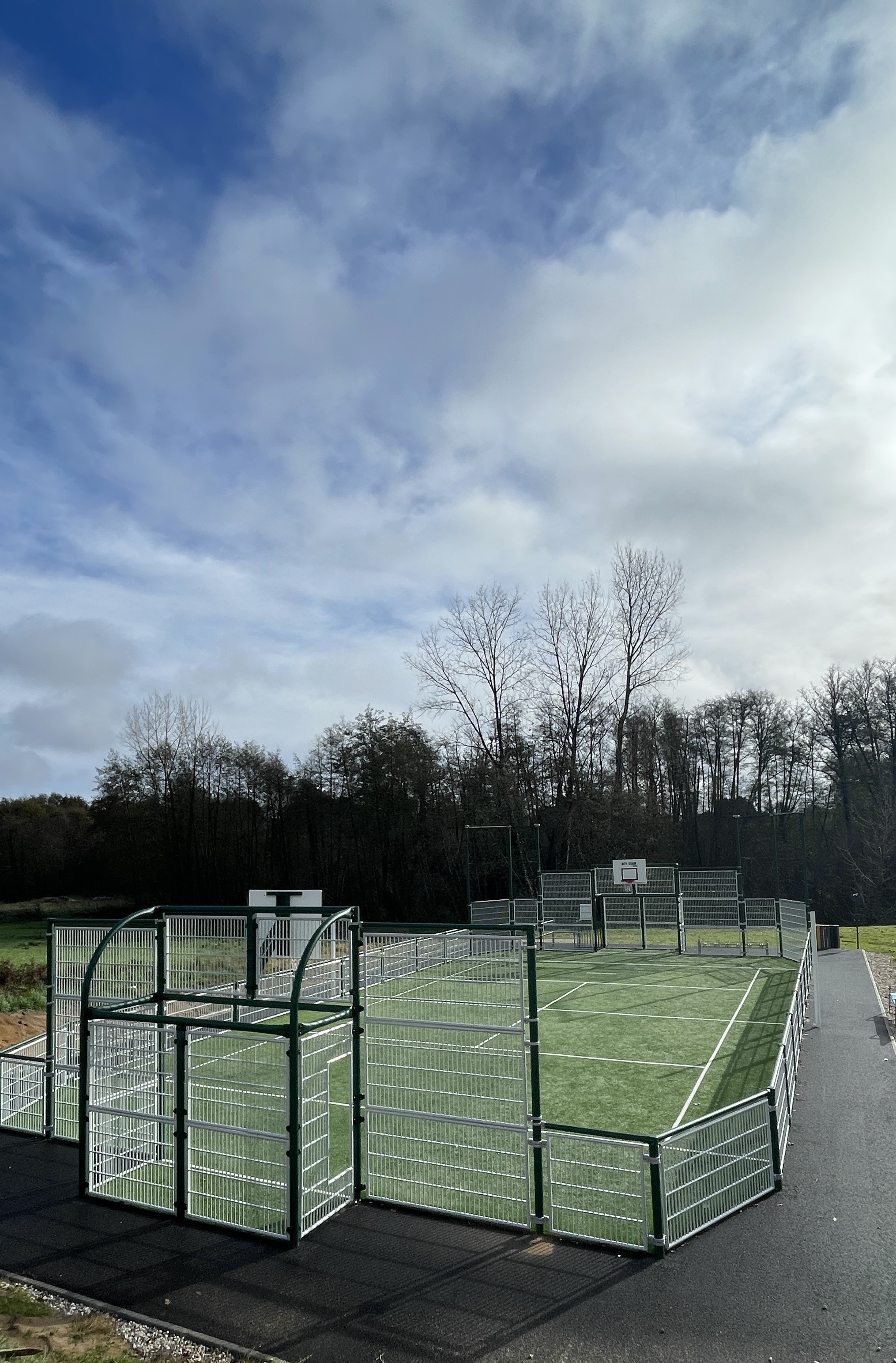 Notre commune recherche professionnels de santé libéraux homme ou femme : médecin généraliste, infirmier, dermatologue, gynécologue, etc...
Niveau français B2

Pourquoi un cabinet médical à Clérac ?
-départ en retraite de nombreux médecins, 2 communes en sont désormais dépourvues
 - l'augmentation du nombre d'habitants dans notre commune : 1120 habitants.
  -Clérac se situe dans une zone sous dotée

Clérac et son cabinet médical 
Ce cabinet médical climatisé sera livré début avril 2026, composé de : 
5 cabinets (chacun équipé de placard, plan de travail),
1 salle de repos,
2 salles d'attente, 
1 ascenseur, 
1 appartement de fonction type T3 (entrée indépendante )
1 parking.
Deux professionnels de santé (un ostéopathe et une orthophoniste) ont déjà réservé leur place.  

Clérac et la vie dans la commune 
Dans notre commune  accueillante et dynamique vous trouverez :
 - des commerces :  épicerie,   boulangerie, coiffeur,  hôtel  et  restaurant, agence postale.
- de nombreux services : Maison d'Assistantes Maternelles,  école avec garderie périscolaire (de la maternelle au CM2 ), médiathèque,  musée, aire de jeux pour enfants, terrains de tennis, de football, de pétanque, citystade, aire de camping-car et son étang , diverses associations sportives et culturelles.
- des entreprises : Extraction des argiles & minéraux (200 ouvriers), scierie , travaux publics, ...

A proximité (5 km) :
- pharmacie, laboratoire  
- supermarché et sa galerie marchande 
- Banques, assurances, commerces

Clérac et sa situation géographique
Un atout considérable, commune au sud de la Charente-Maritime , limitrophe aux départements de Charente, Gironde et Dordogne :
Bordeaux (3ème couronne) à 45mn  par l'A10 ou par le train (gare à 20mn),  Aéroport Bordeaux -Mérignac à 45mn, Angoulême à 60mn par l'A10.

Clérac et son futur 
Cette croissance de la population nous encourage à être force de proposition en création et modernisation de l'aménagement du territoire pour l'avenir.
 
Tel Mairie : +33  546041312
@ : secretariat@ville-clerac.fr