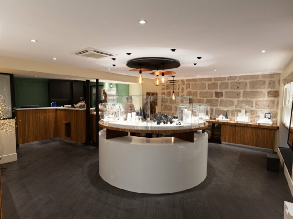 Découvrez une opportunité exceptionnelle au cœur de Brive-la-Gaillarde ! Ce magasin d’angle, situé dans une rue piétonne animée, bénéficie d’un emplacement numéro 1 idéal pour votre commerce. Avec ses 57m² en rez-de-chaussée et son sous-sol comprenant un atelier et une réserve, cet espace offre de multiples possibilités d’aménagement.