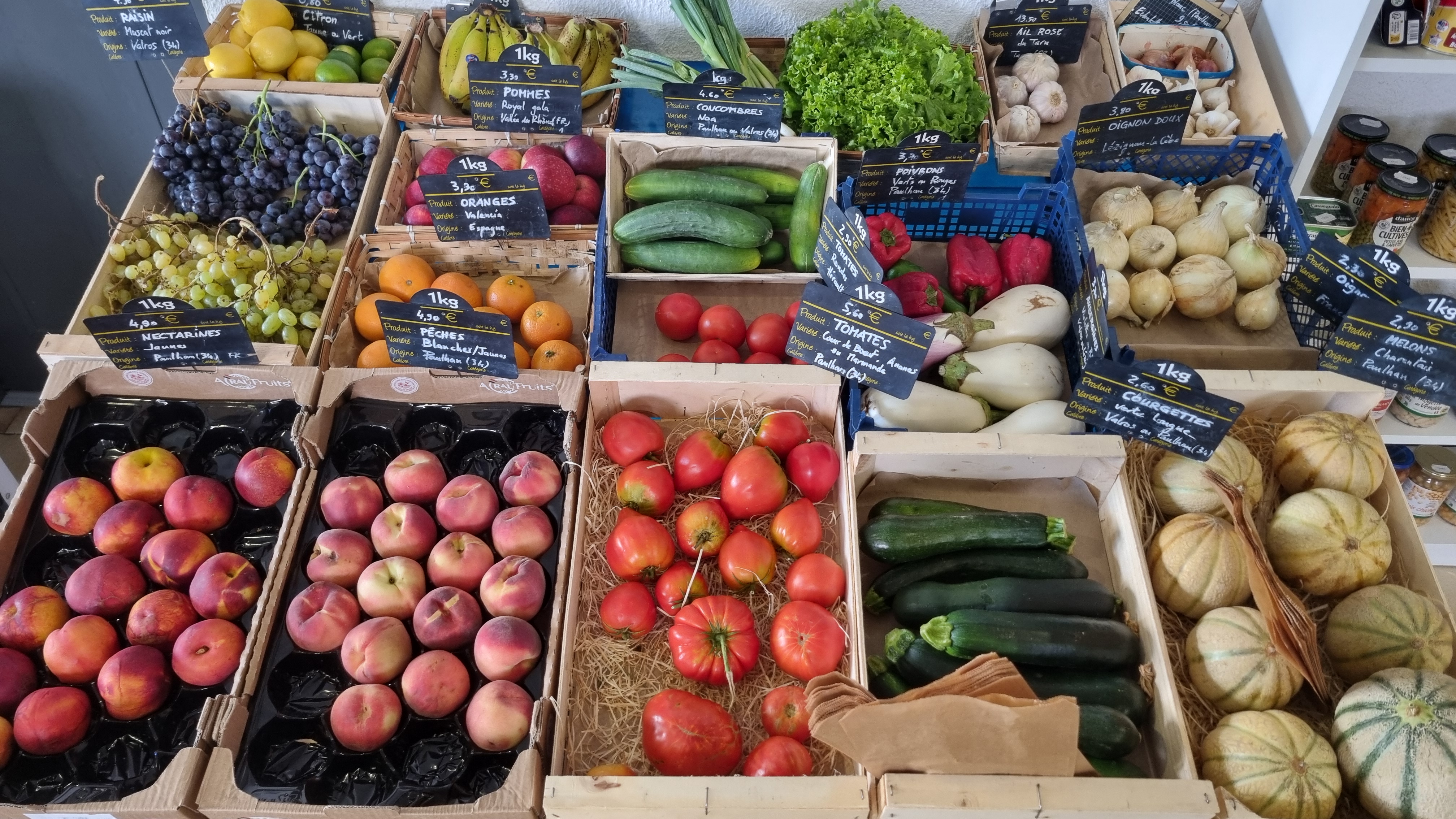 Situé sur un axe passant au centre d’un village à proximité de Pézenas, ce commerce de proximité offre une bonne visibilité, une clientèle fidèle à l'année, et un outil de travail rentable immédiatement, évolutif suivant vos projets. 

Chiffre d'affaires annuel (2025): 290 k€ HT
EBE (salaires des gérants déduits): 37 k€
Bail 3/6/9 toutes activités, avec loyer abordable (840 € mensuels).
Surface : espace de vente 60 à 80 m2 suivant agencement - Laboratoire et cuisson 25 m2 - Stockage frais 10m2 et Réserve 60 m2.
Terrasse et parking devant le magasin.
Licences 3 et Grande restauration
Pas de salarié à reprendre.

Commerce entièrement équipé : Piano 4 feux - Four à pain, Four à pizza/cuisson - 2 armoires négatives - 3 armoires positives - 4 congélateurs bahut - lave-vaisselle – 
Pour l’espace de vente : vitrine basse réfrigérée (neuve), vitrine non réfrigérée, 2 vitrines hautes réfrigérées (2024 et 2025) – Présentoirs et Casiers à vins 
Climatisation dans l'espace de vente.

Activité actuelle : Vente de pain, viennoiseries et pâtisseries, Snack et Plats à emporter, Fruits & légumes, épicerie et vins régionaux. 
Ce commerce de proximité est apprécié des clients locaux et des touristes, pour son offre diversifiée et ses produits de qualité. 
L’affaire est déjà opérationnelle et rentable dans sa configuration actuelle, mais il reste des opportunités de développement en Snacking, Bar à vins ou Restauration du midi. 

Dossier complet, photos détaillées et visite après un premier échange téléphonique